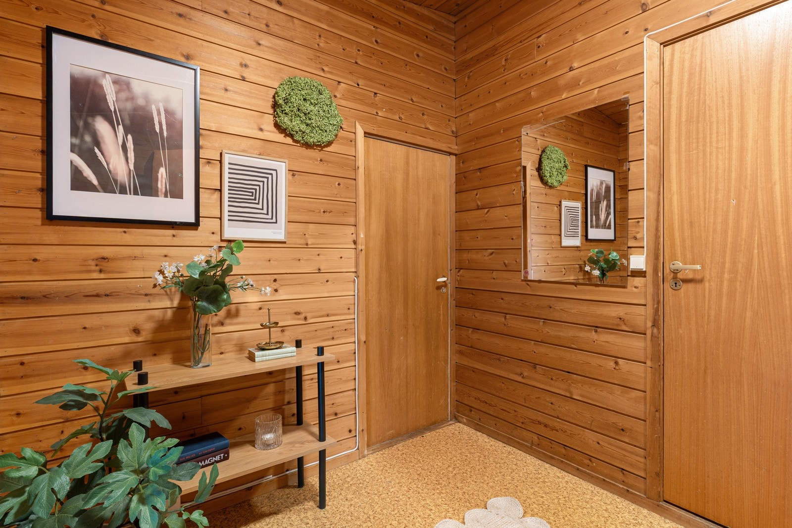 Mellomgang/hall forgrener seg til soverom, bad, stue og kjøkken Galleribilde