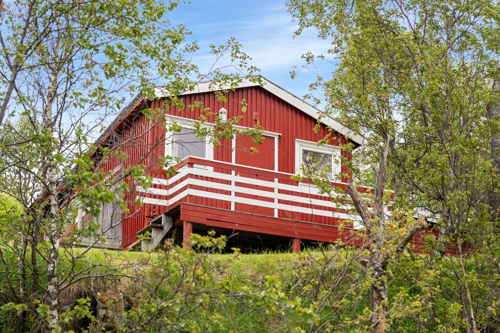 Slettavegen 31 er en unik, sjarmerende og utrolig spesiell eiendom med svært sentral beliggenhet på Kvaløyasletta Galleribilde