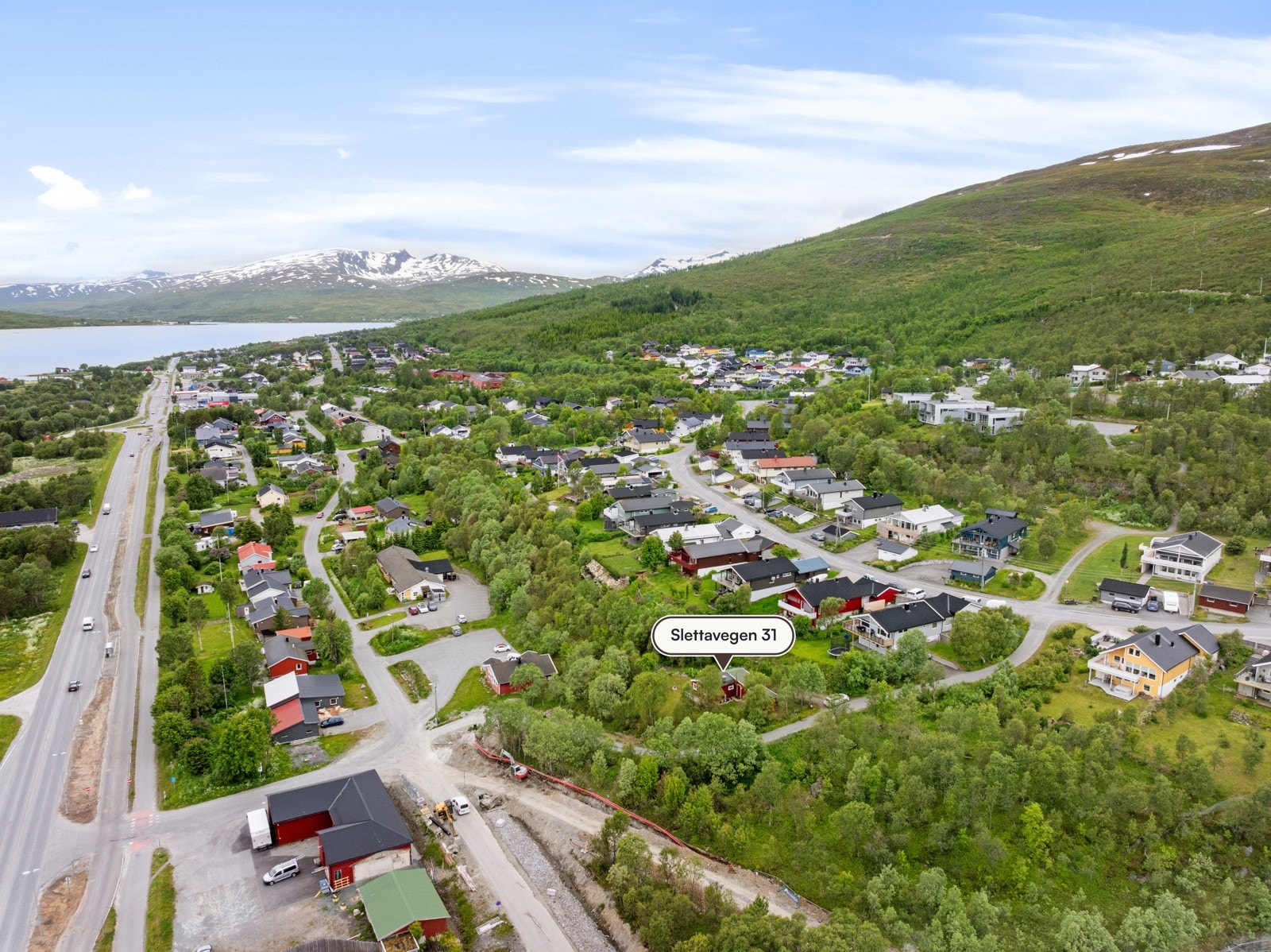 Eiendommen er plassert i et etablert boligfelt, men samtidig helt for seg selv Galleribilde