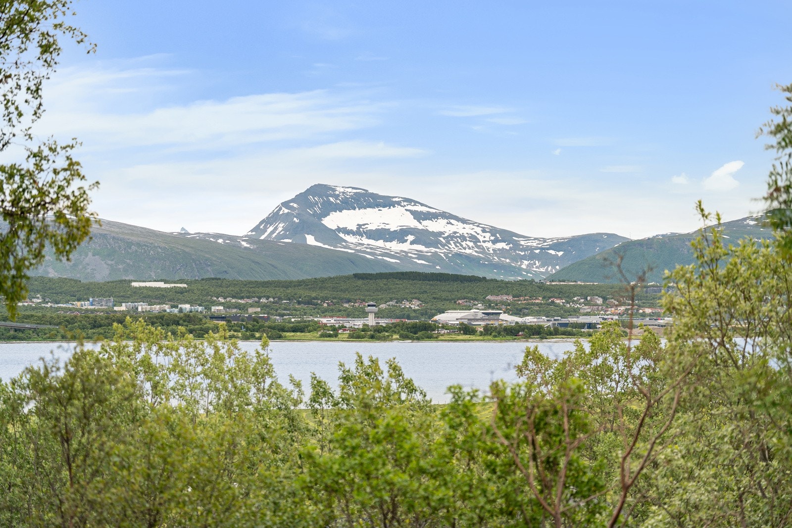 Utsikt mot sundet, Tromsøya og Tromsdalstinden Galleribilde