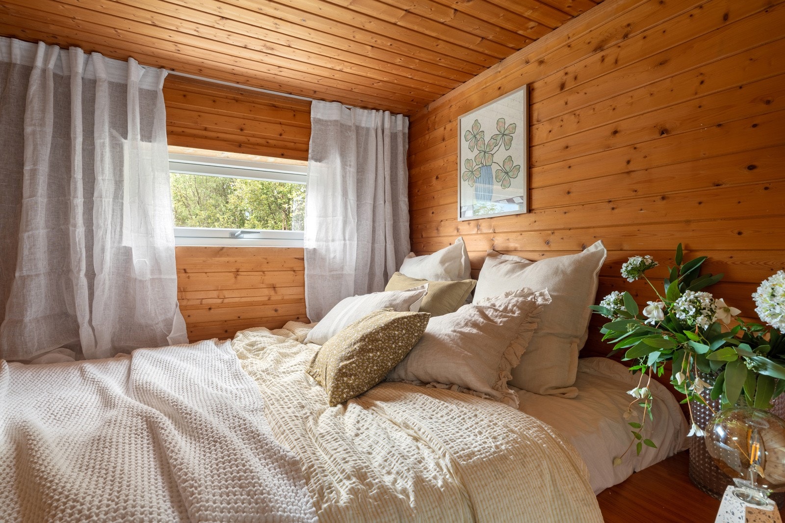 Rommet er av en slik størrelse at det rommer dobbeltseng Galleribilde