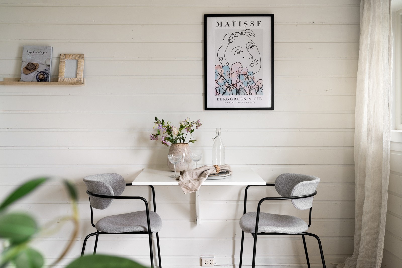 Langs nordveggen finner du plass til et lite spisebord Galleribilde