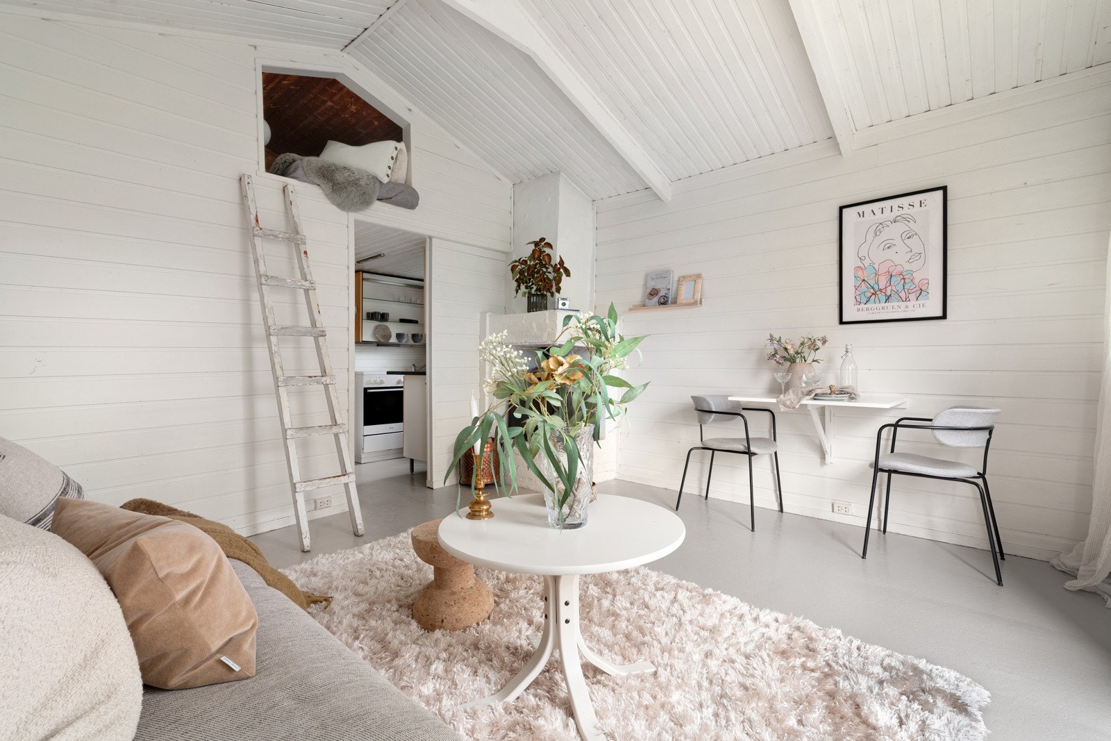 Kjøkkenet har sin naturlige plassering innenfor stua Galleribilde