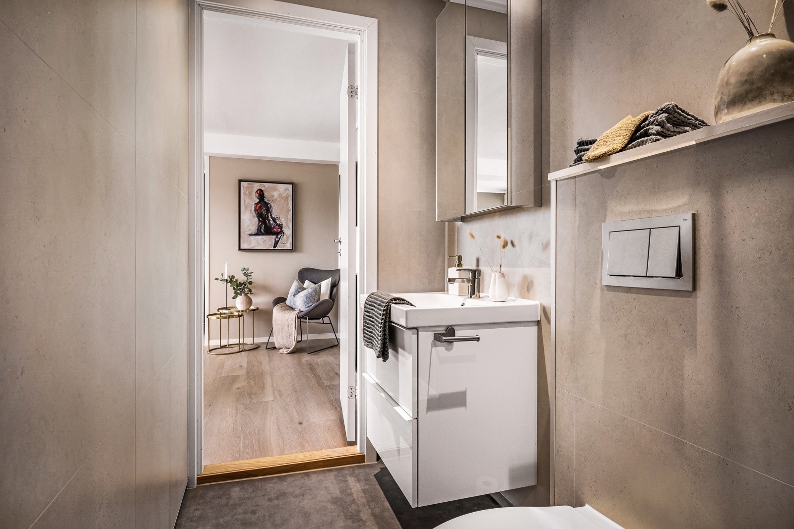 - Det er downlights i himling og varmekabler i gulv - Galleribilde