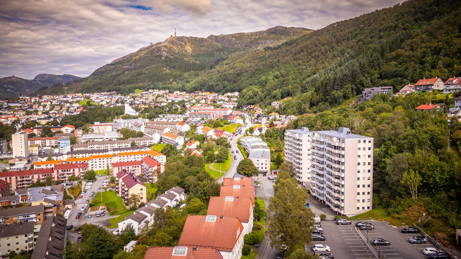 - Mulighet for parkering. Leies for kr. 200,- per mnd. Det er 6 el-bil ladere som borettslaget disponerer - Galleribilde