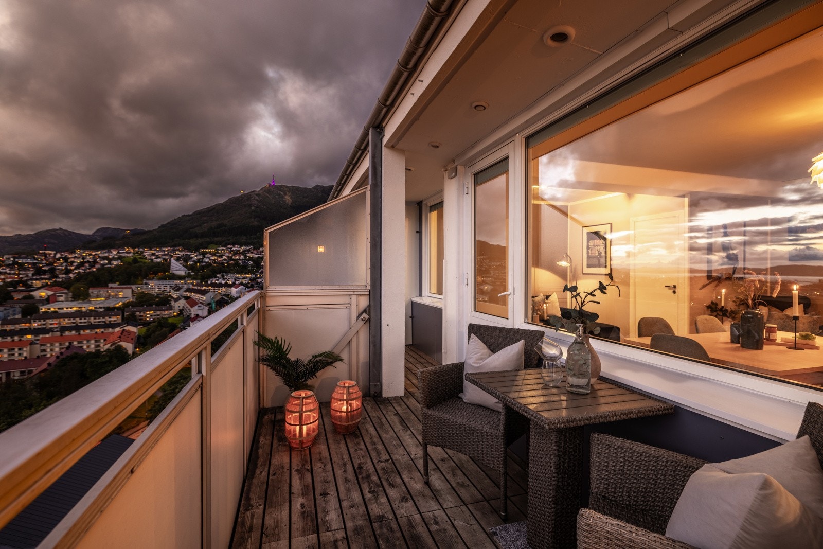 - Solrik terrasse på hele 13,5 kvm med god plass til hagemøbler og grill - Galleribilde