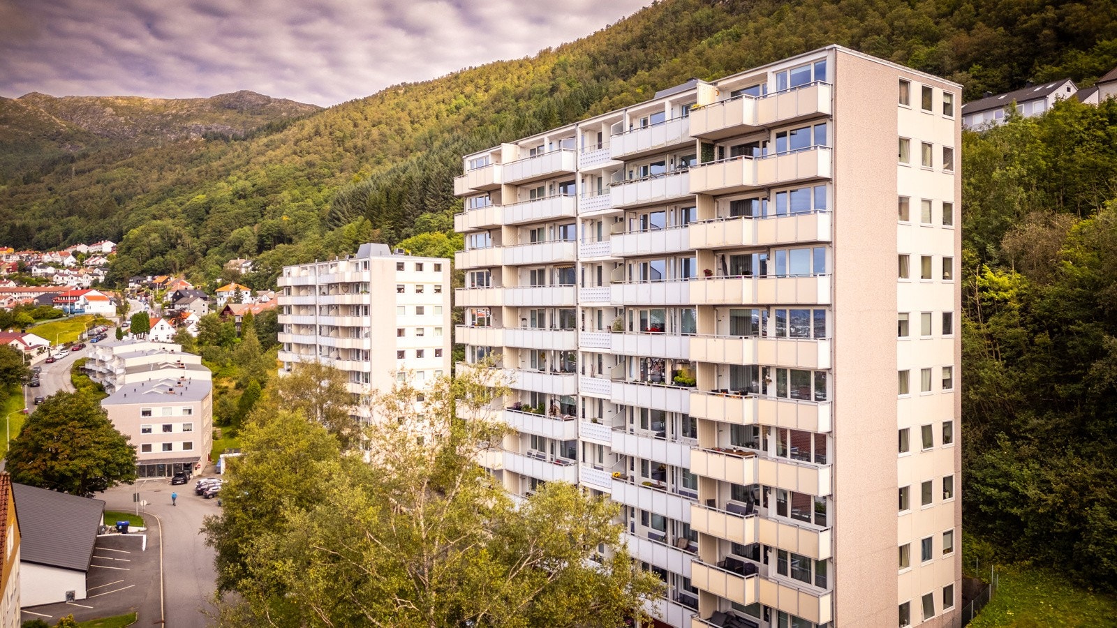 - Leiligheten ligger i toppetasjen og har i tillegg til innvendig bod to mindre eksterne boder - Galleribilde