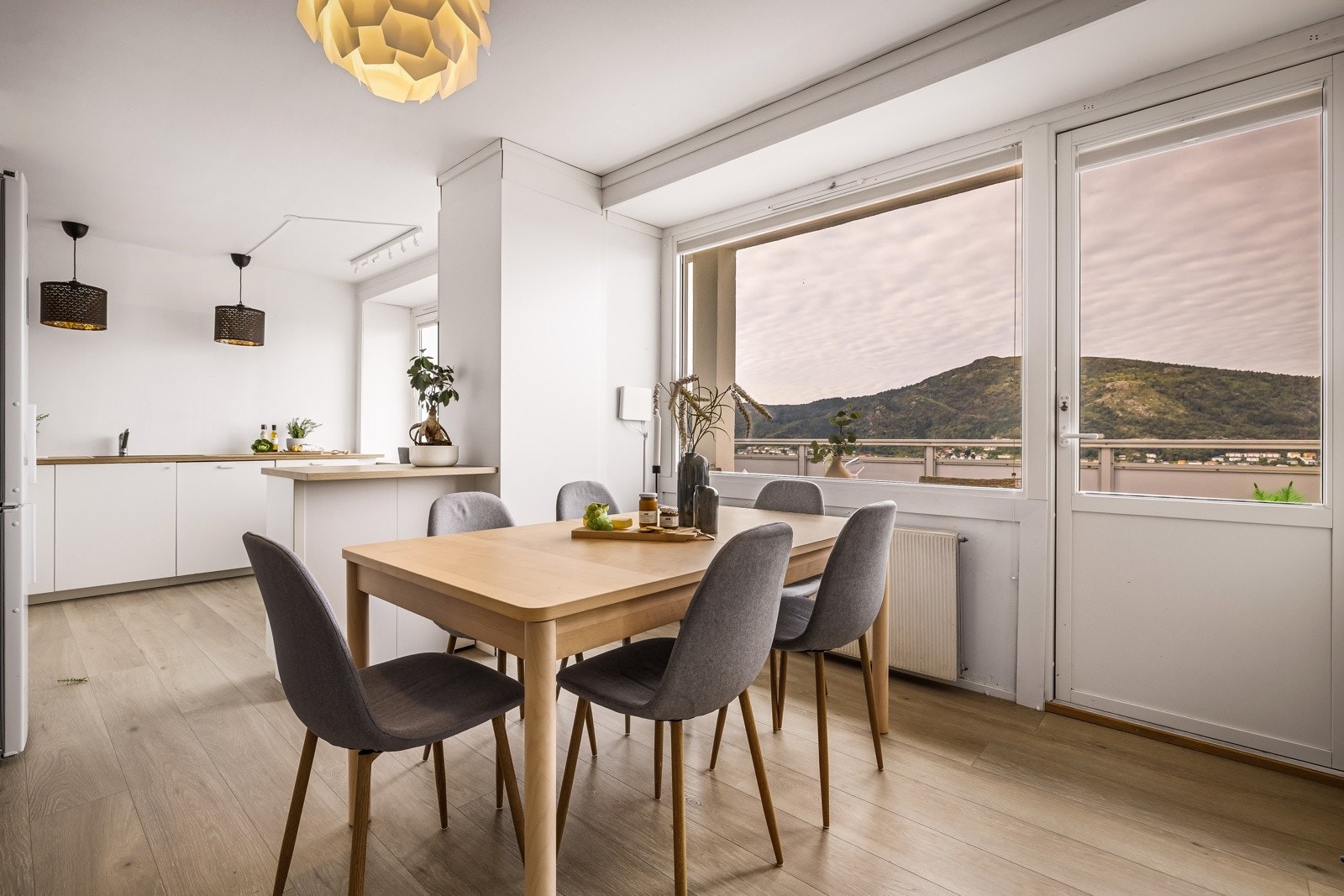 - Spisestuen ligger i tilknytning til et flott kjøkken som ble pusset opp i 2018 - Galleribilde