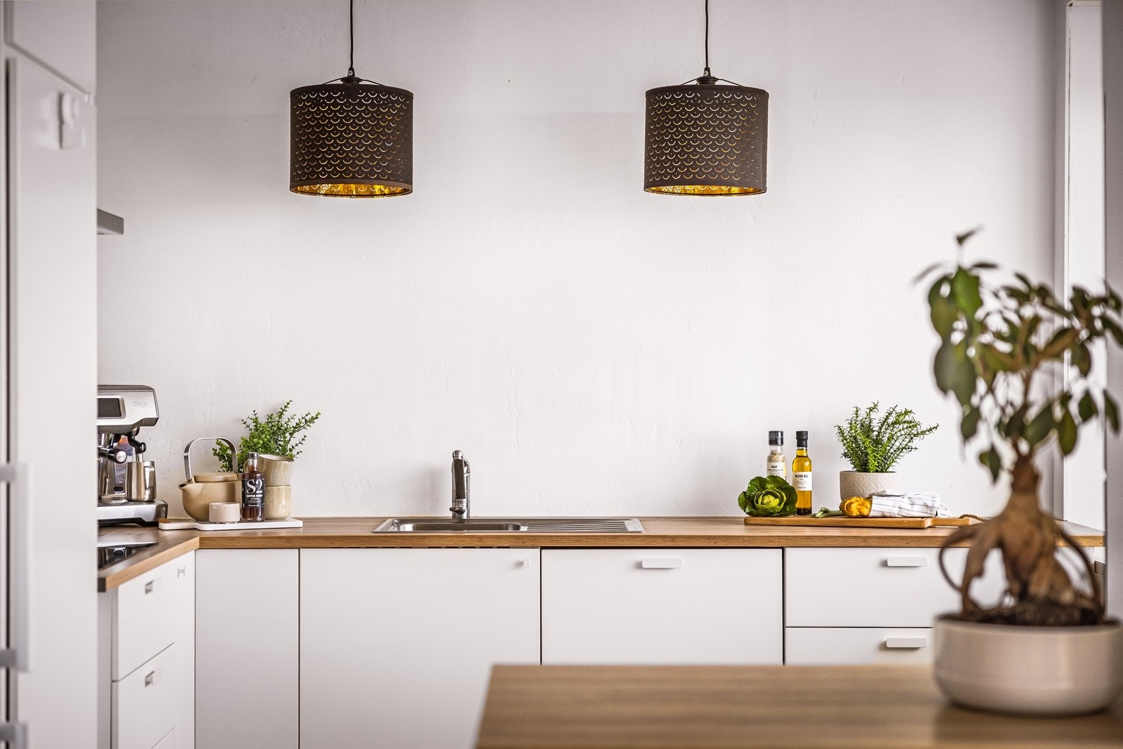 - Kjøkkenet har et tidløs design med lyse slette fronter og flott laminert benkeplate - Galleribilde