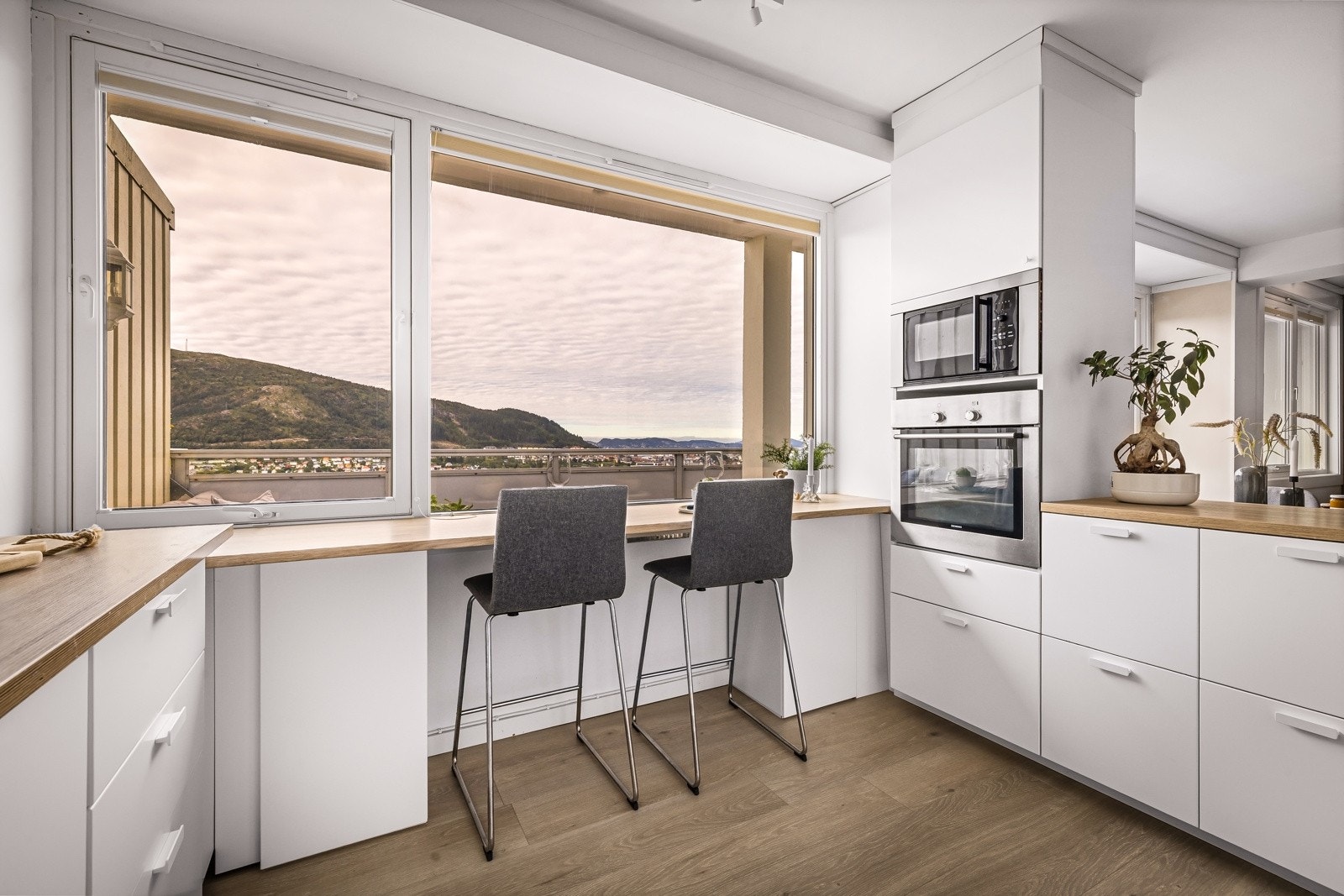 - Integrerte hvitevarer er stekeovn, platetopp med induksjon, oppvaskmaskin og mikrobølgeovn - Galleribilde