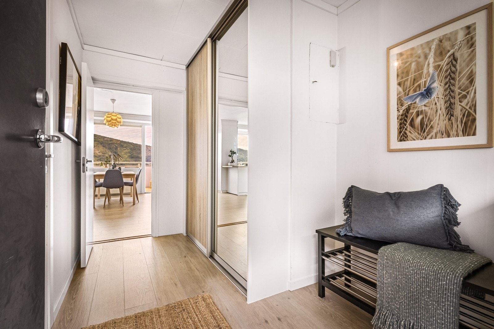 - Entré med skyvedørsgarderobe fra 2025, bak skyvedør er det opplegg til vaskemaskin og tørketrommel - Galleribilde