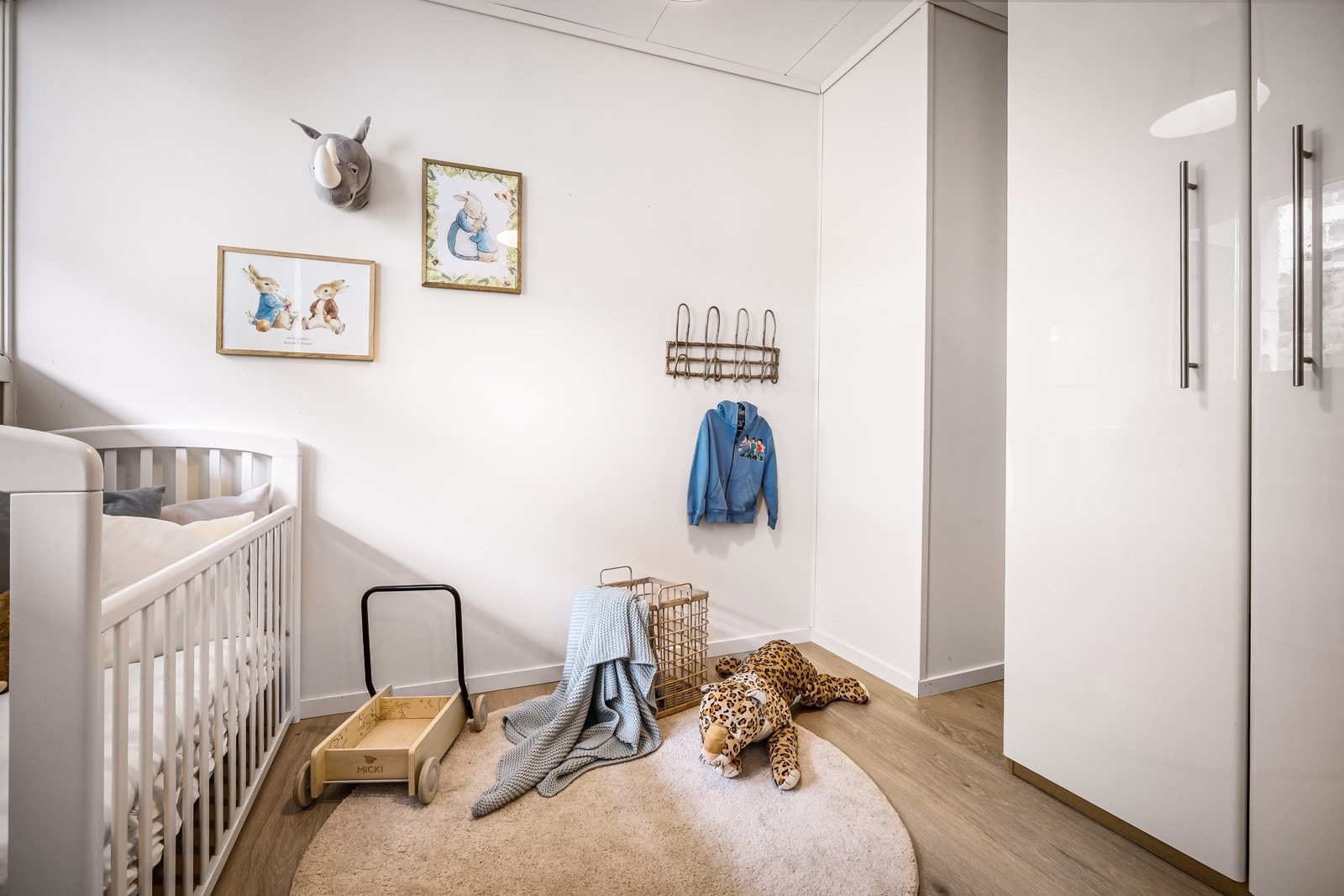 - Garderobeskap medfølger - Galleribilde