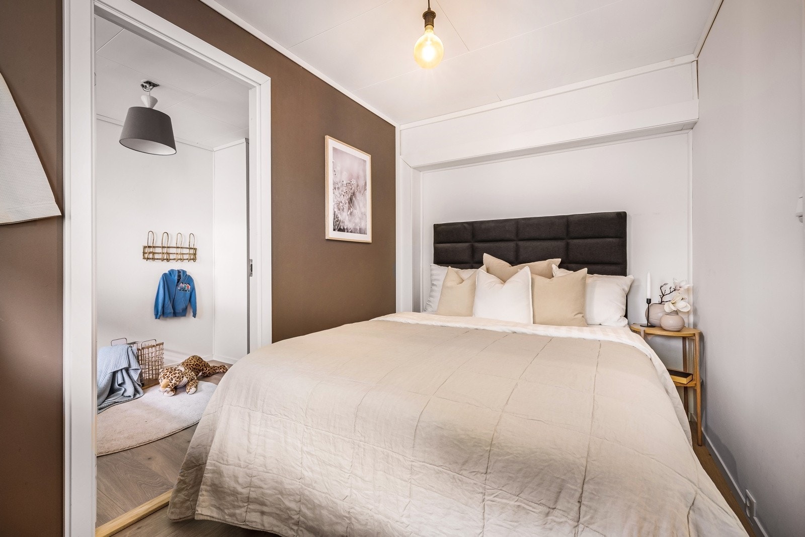 - Rommet er malt i behagelige farger - Galleribilde