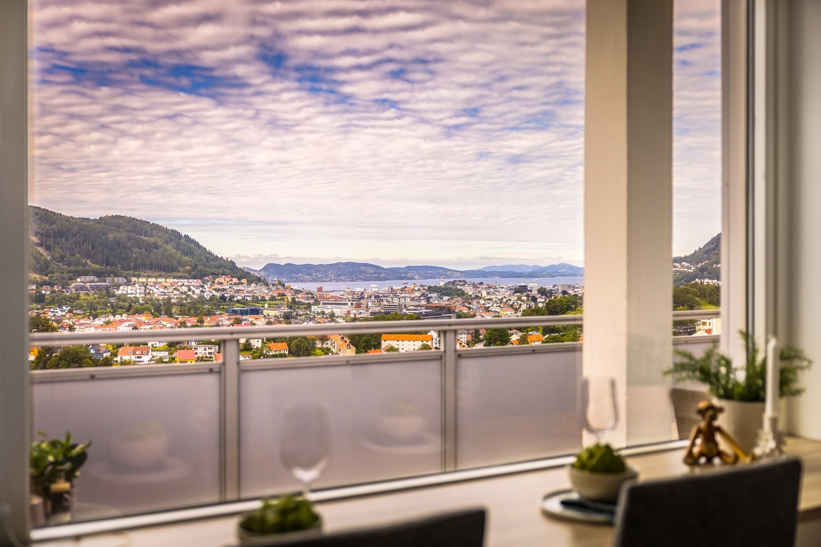 - Her kan man starte dagen i fred og ro samtidig som man har denne upåklagelige utsikten over byfjellene og videre ned mot innseilingen i bergen sentrum - Galleribilde