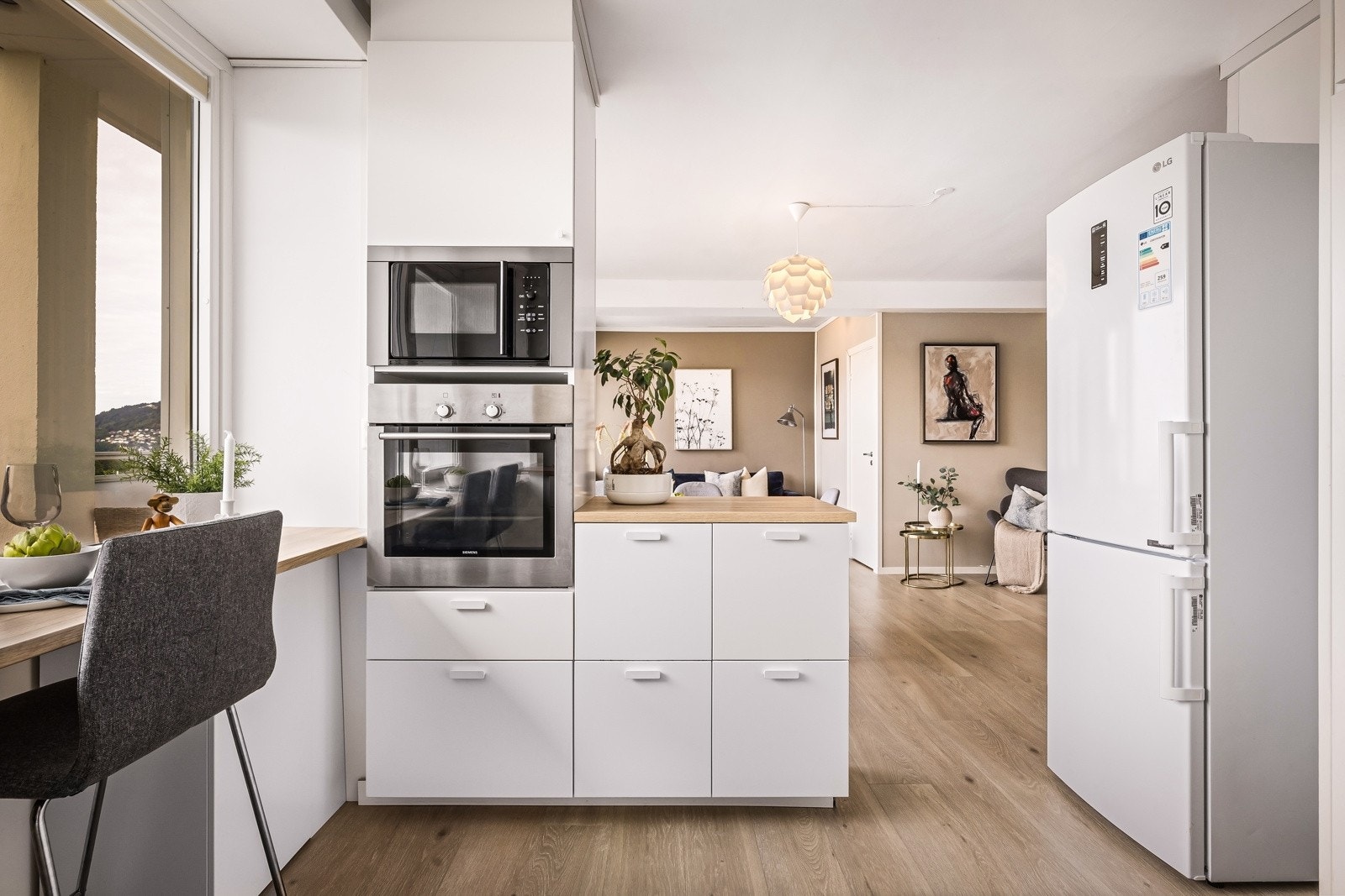 - Praktisk med ekstra skapplass som sikrer rikelig med lagringsplass - Galleribilde