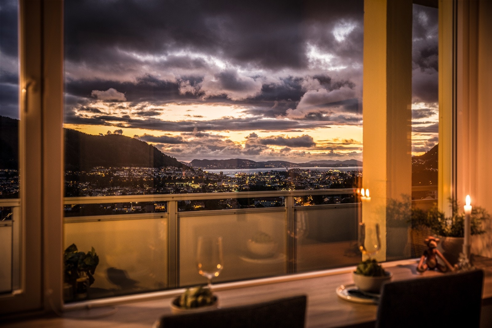 - Her bor man toppen av Strimmelen med spektakulær, vidstrakt utsikt over Bergensdalen og innseilingen - Galleribilde