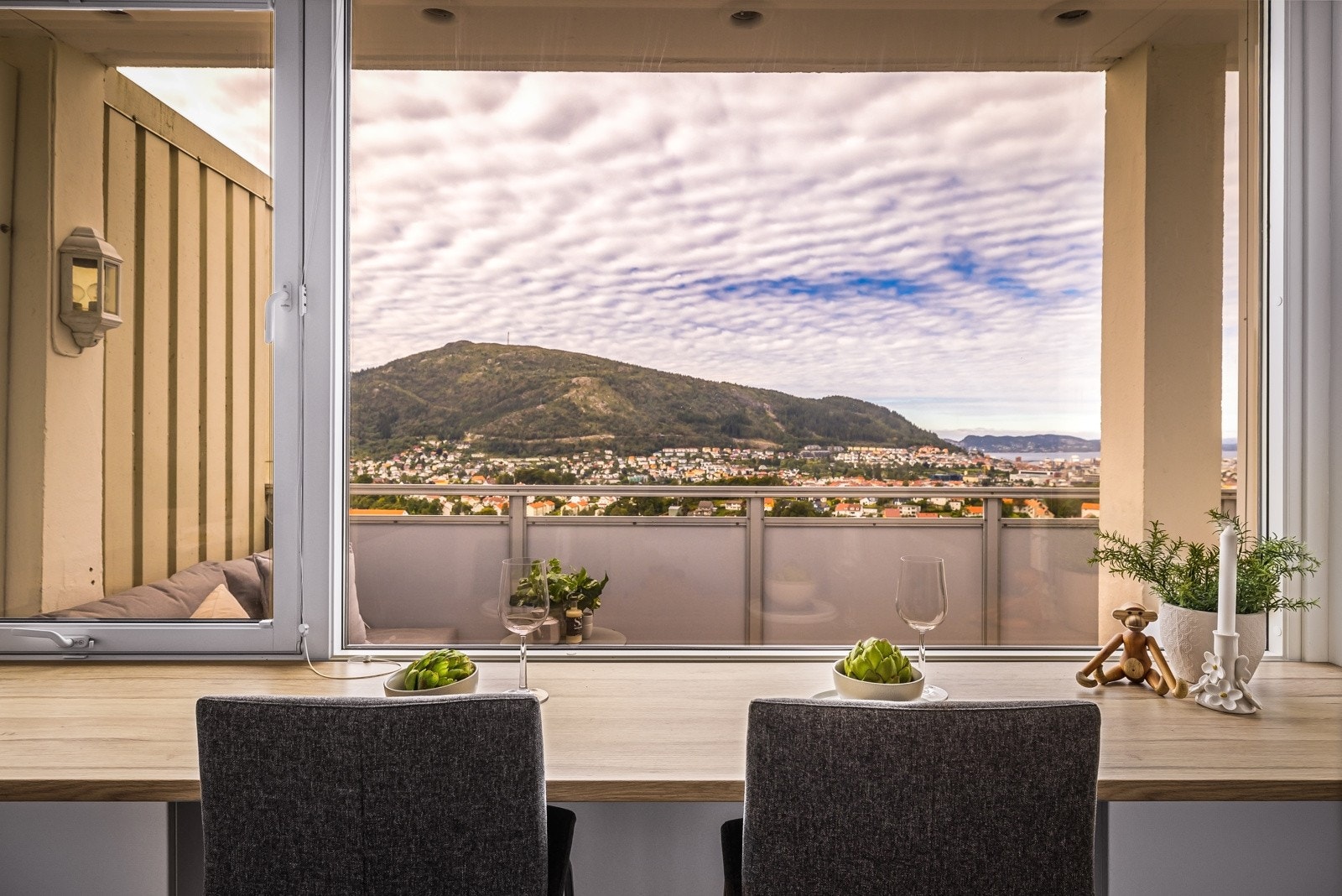 - Den store benkeplaten sikrer god arbeidsplass under matlagingen - Galleribilde