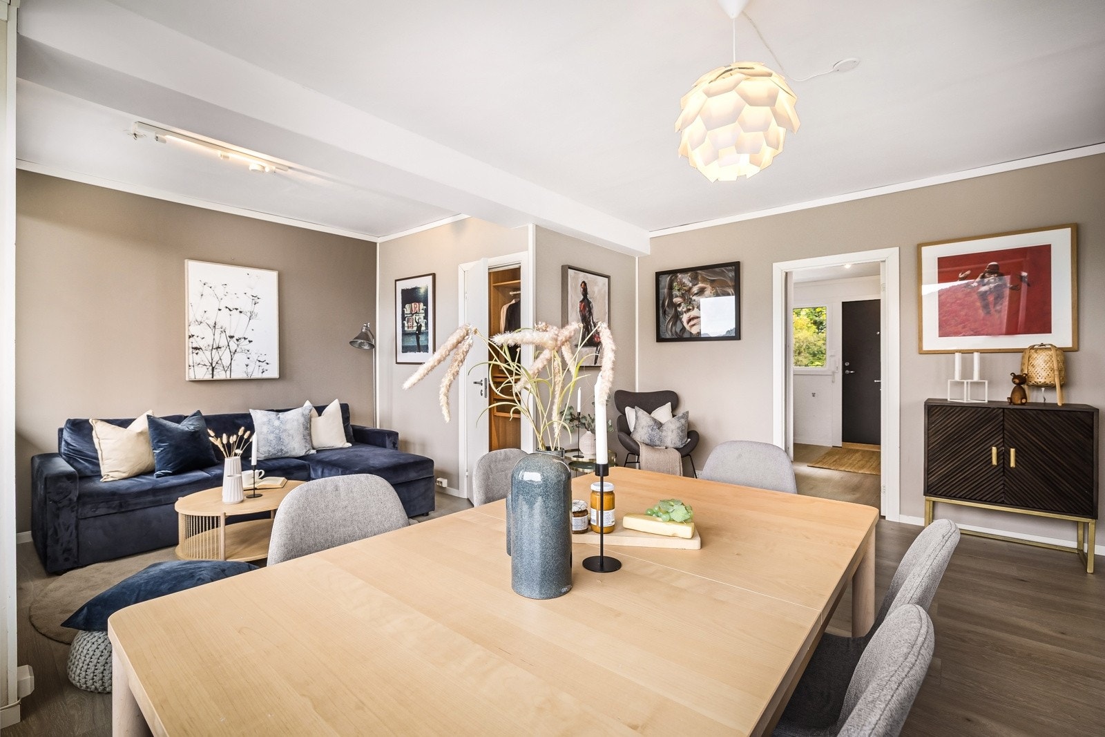 - Stue og kjøkken utgjør tilsammen hele 33 kvm - Galleribilde