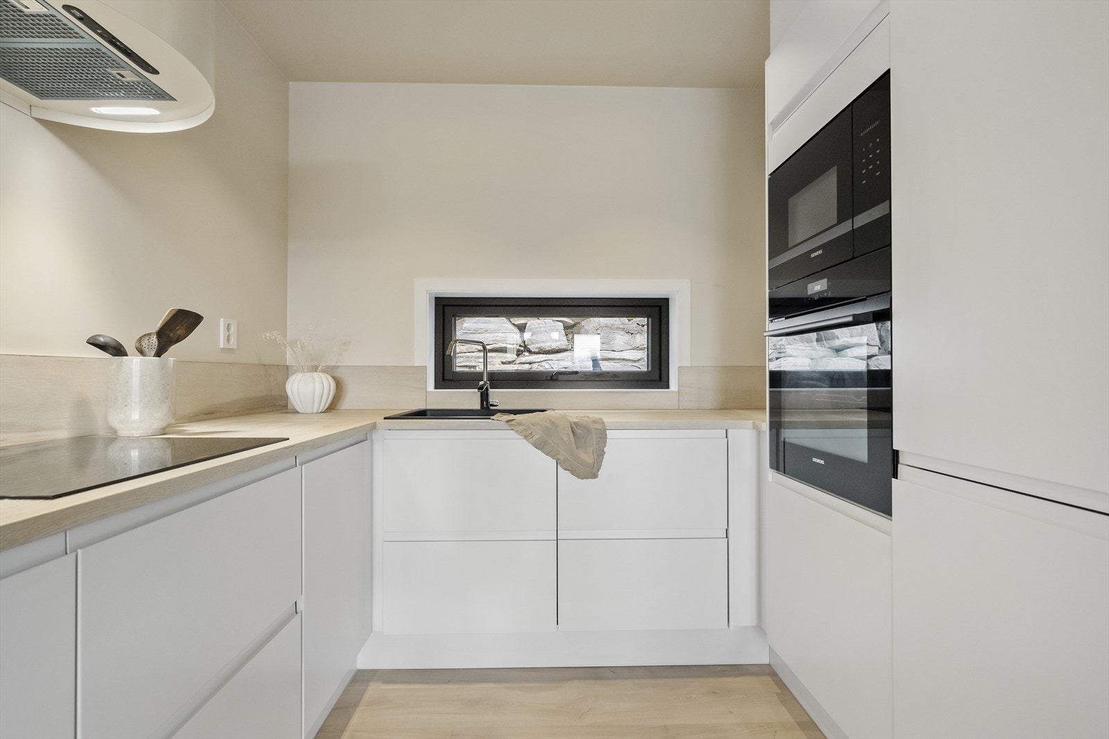 Det er integrerte kvitevarer på kjøkkenet Galleribilde