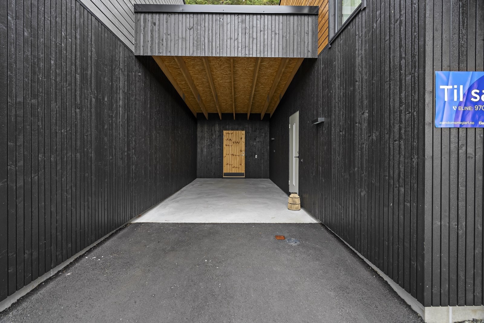 Carport og stor sportsbod ved inngangspartiet Galleribilde