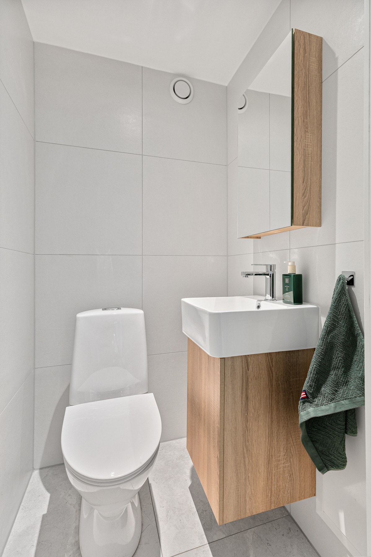 Separat, flislagt wc-rom. Galleribilde