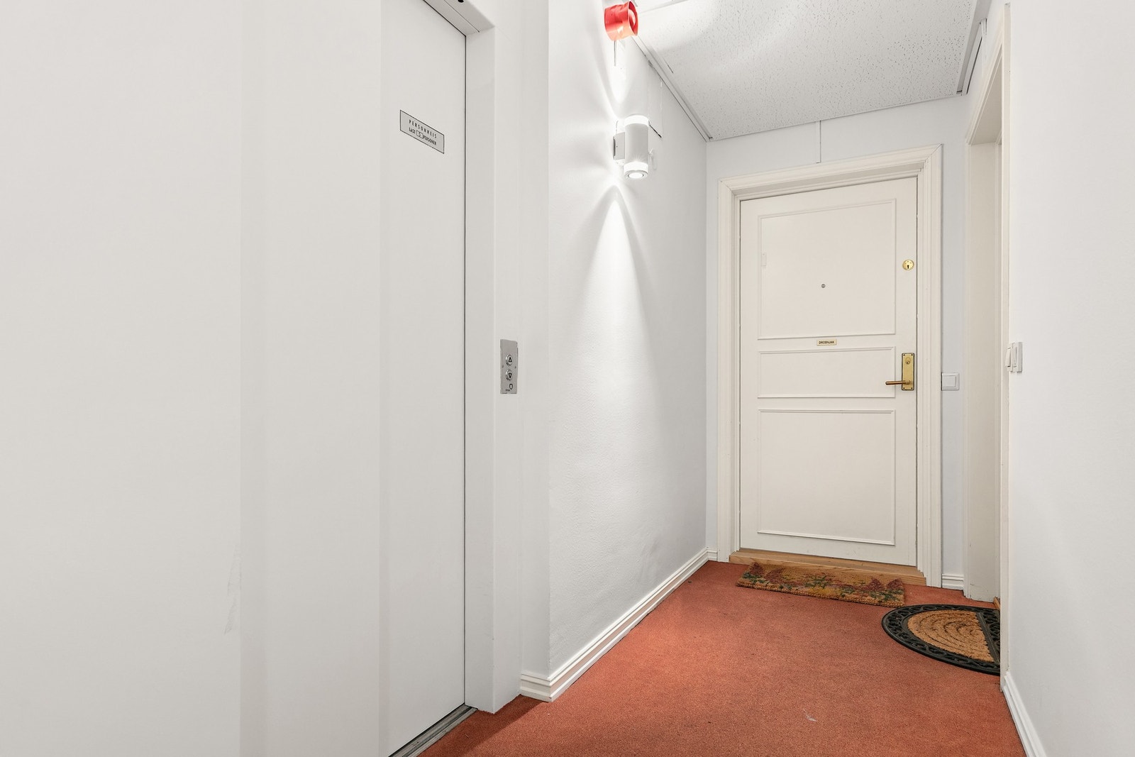 Fine fellesområder med heis som går fra garasjen til leilighetsetasjen. Galleribilde