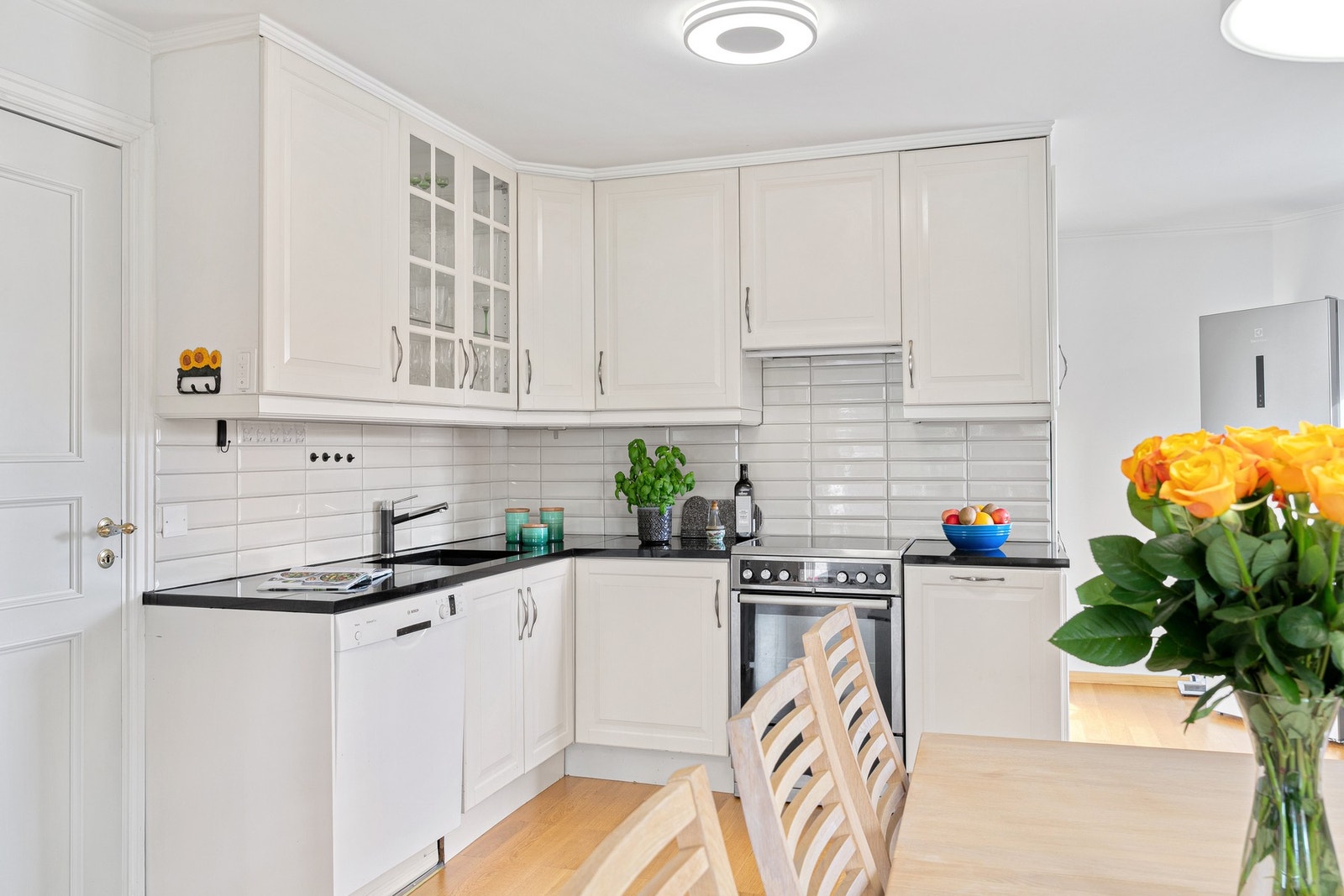 Pent kjøkken med fin innredning. Det er naturlig satt av plass til spisebord mellom kjøkkenet og stuen. Galleribilde