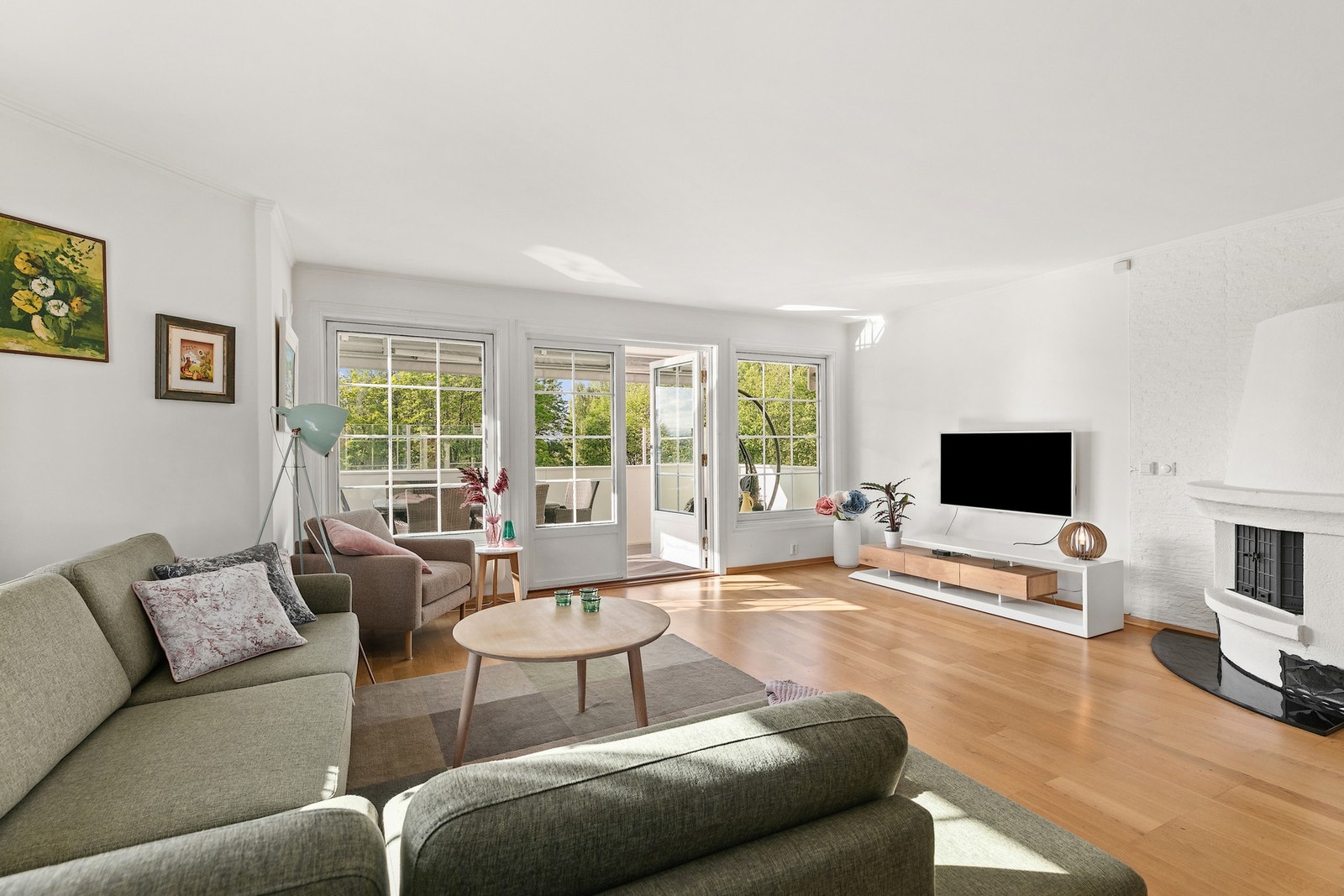 Store vindusflater gir svært gode lysforhold. Galleribilde