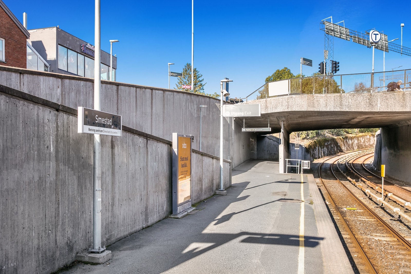 Kort vei til offentlig kommunikasjon, her Smestad T-banestasjon. Galleribilde
