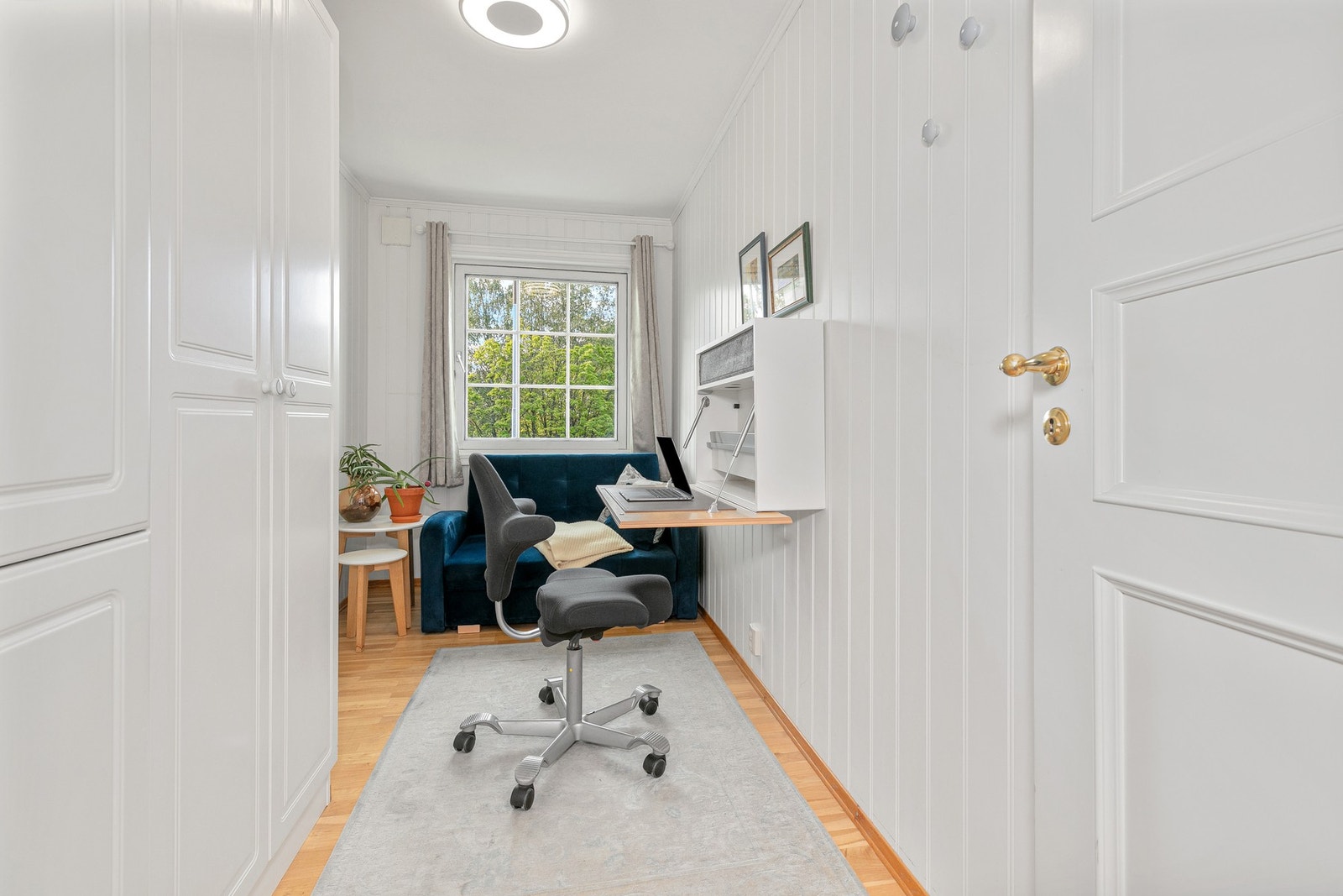 Soverom 2 har svært godt med skapplass. Galleribilde