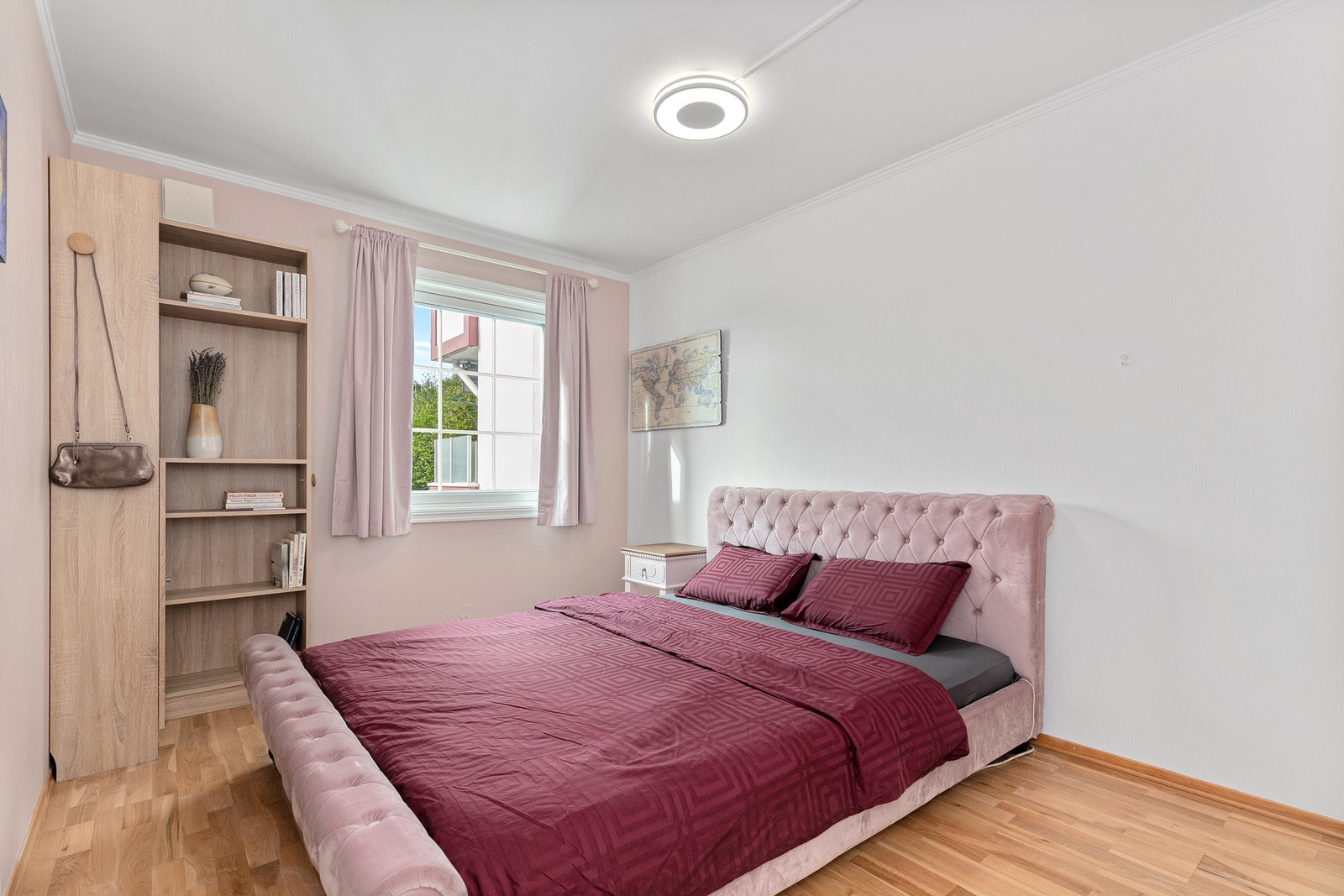 Romslig hovedsoverom med god skapplass. Galleribilde