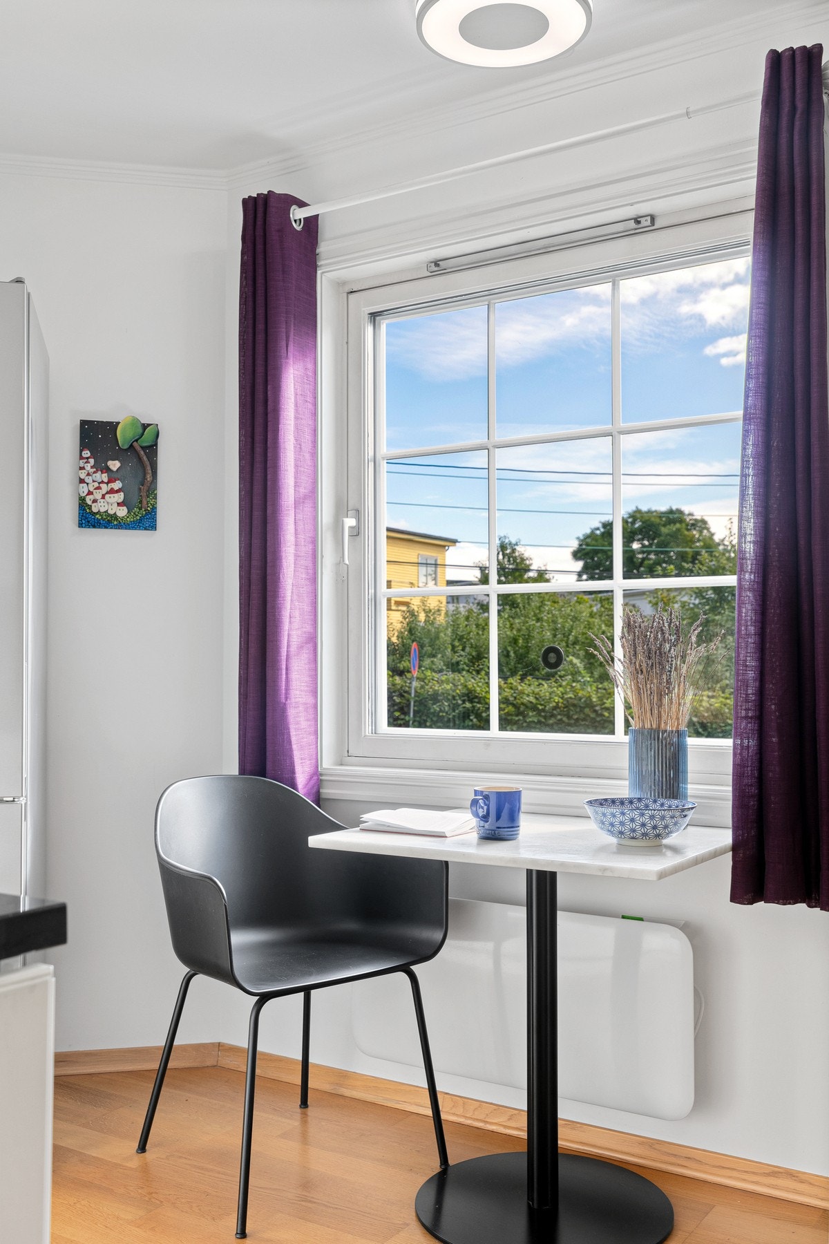 I bakkant av kjøkkenet er det en nydelig leseplass ved vinduet. Det kan være mulig å benytte plassen til gjesterom/soverom nr. 3. Galleribilde