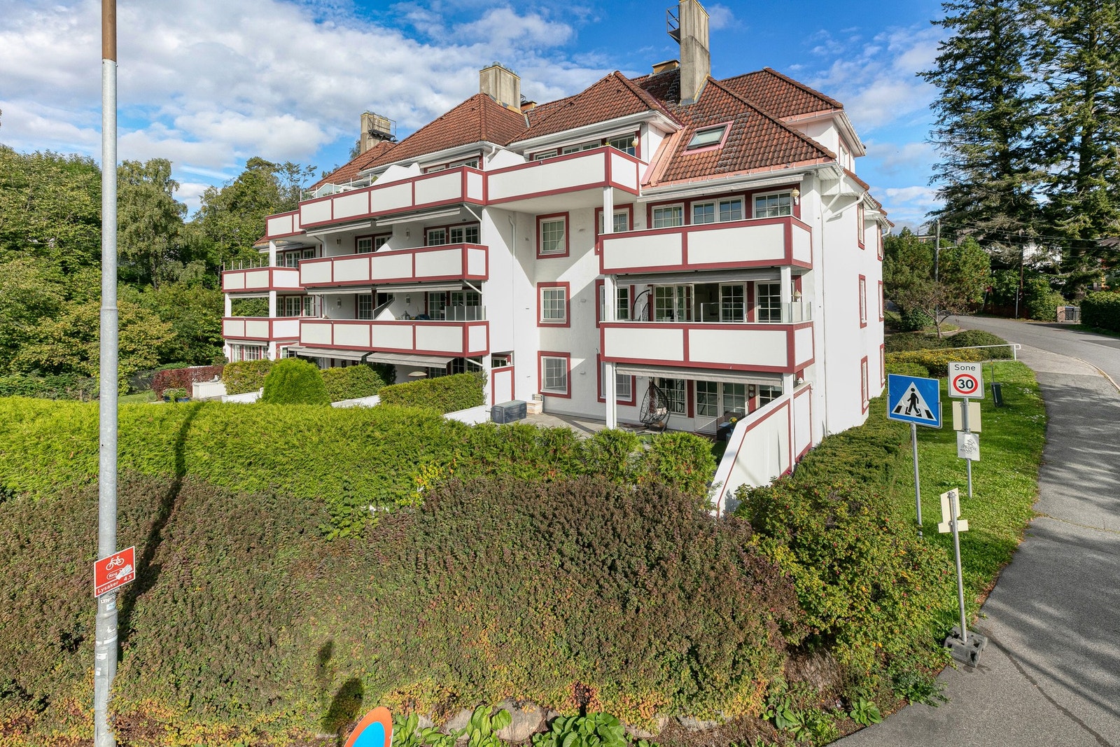 Boligen ligger i et meget representativt bygg tegnet av den anerkjente arkitekten Lorentz Gedde-Dahl. Galleribilde