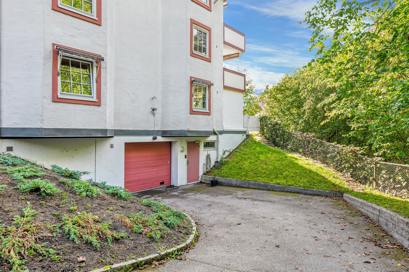 Det følger med garasjeplass. Det er lagt opp infrastruktur for el-billading. Galleribilde