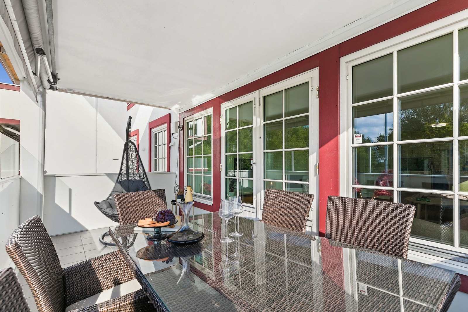 På balkongen er det god plass til både sittegruppe og grill. Galleribilde