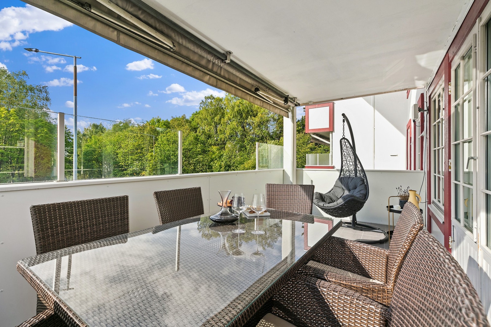 Stor og sydvestvendt balkong med svært gode solforhold. Galleribilde