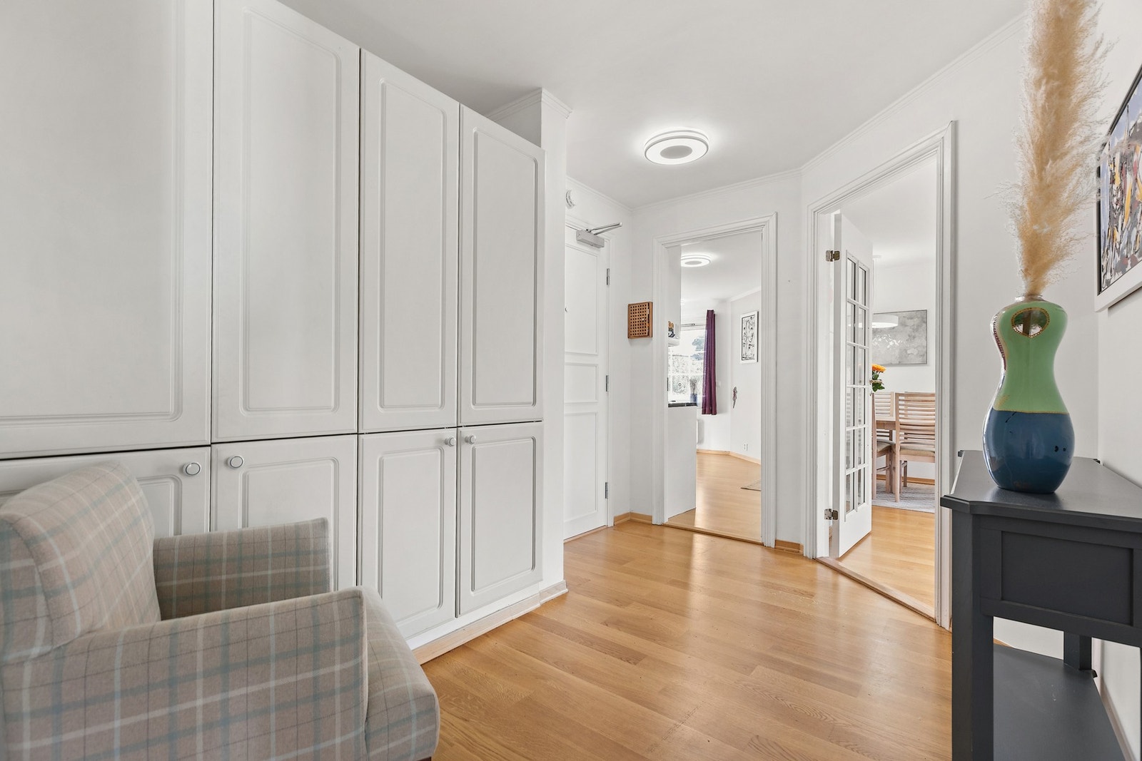 Romslig gang i leiligheten med god plass til store garderobeskap. Galleribilde