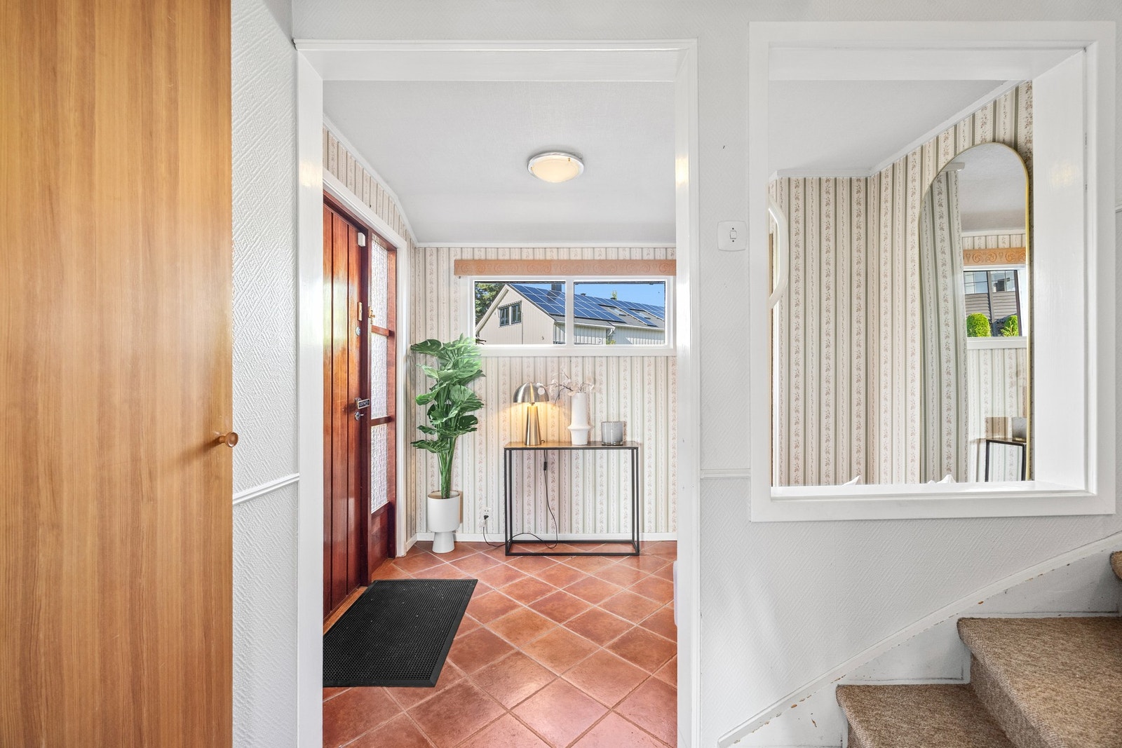 Boligen har en lys entré med plassbygde garderobeskap og størrelse som gjør det enkelt å innrede med ytterligere møblement Galleribilde