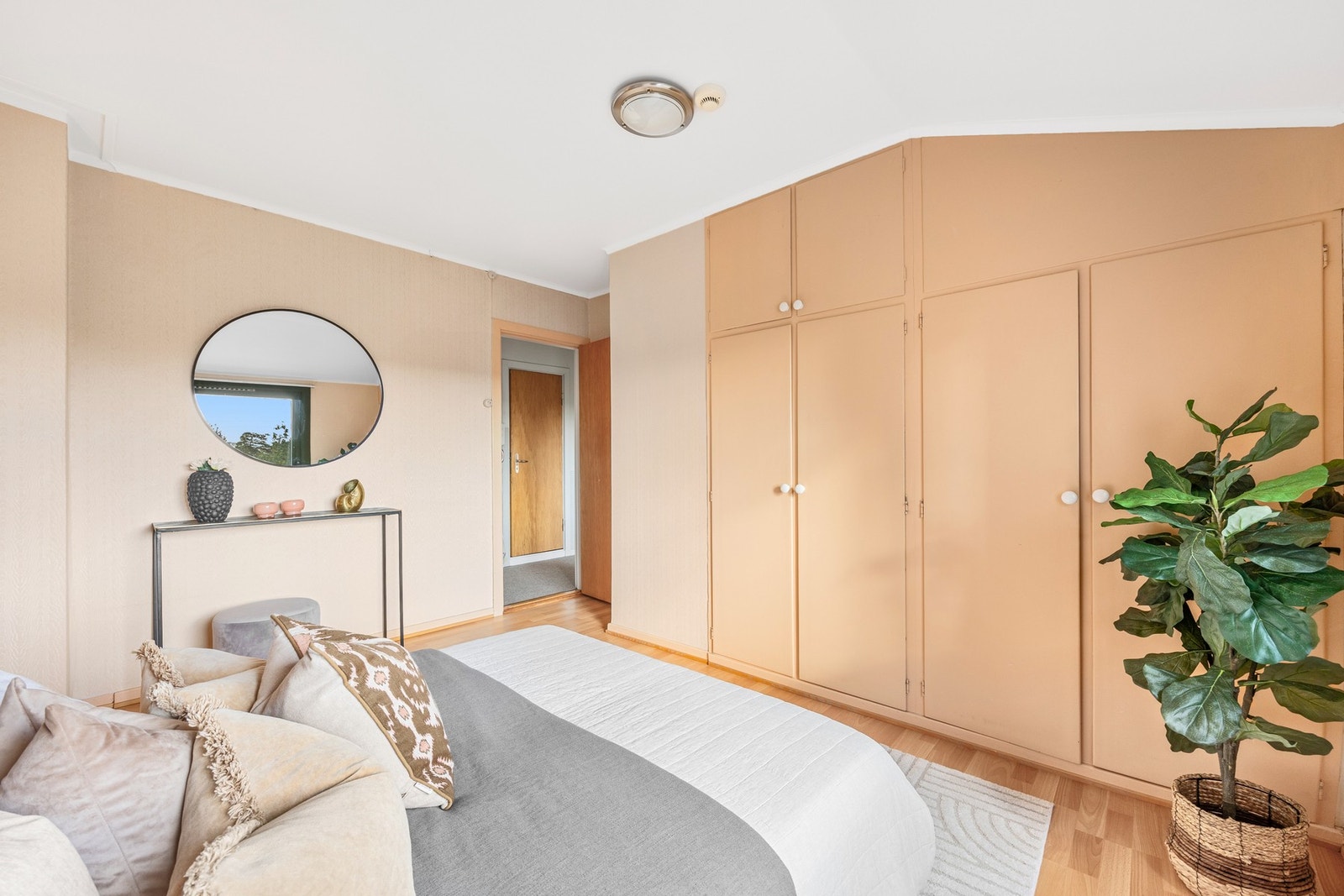 Hovedsoverommet skiller seg ut med ekstra god størrelse og plassbygget garderobeskap Galleribilde