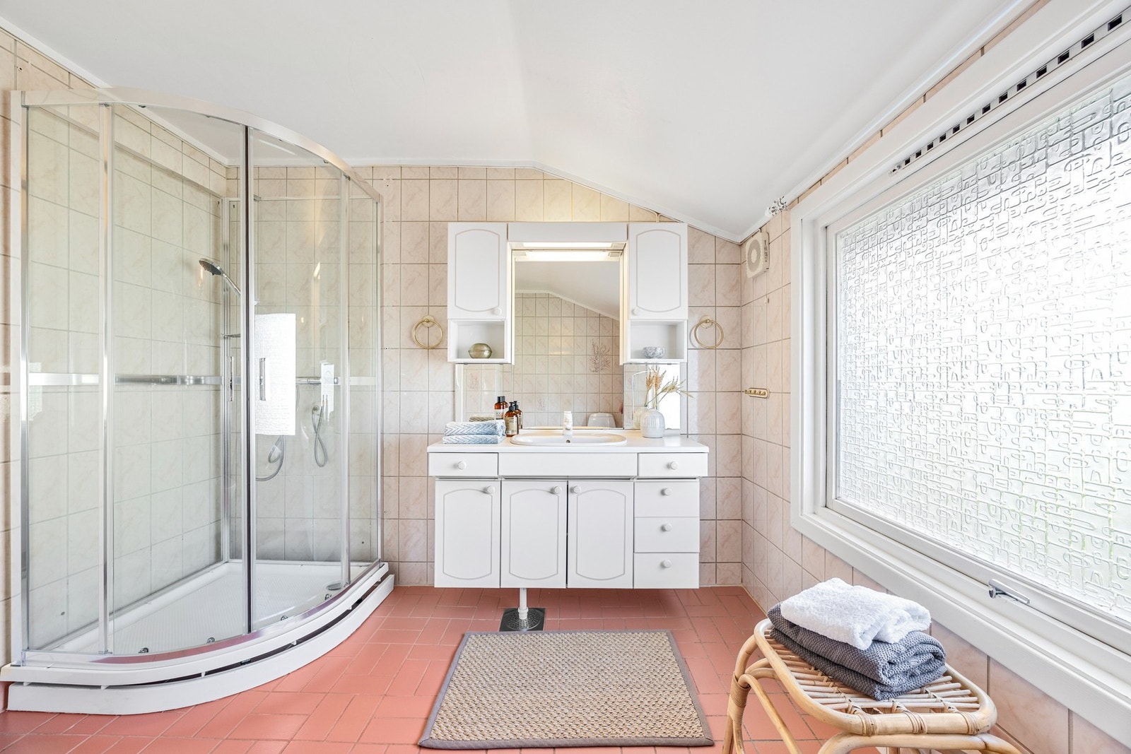 Stort bad i 2.etasje. Dette rommet er opprinnelig godkjent som soverom Galleribilde