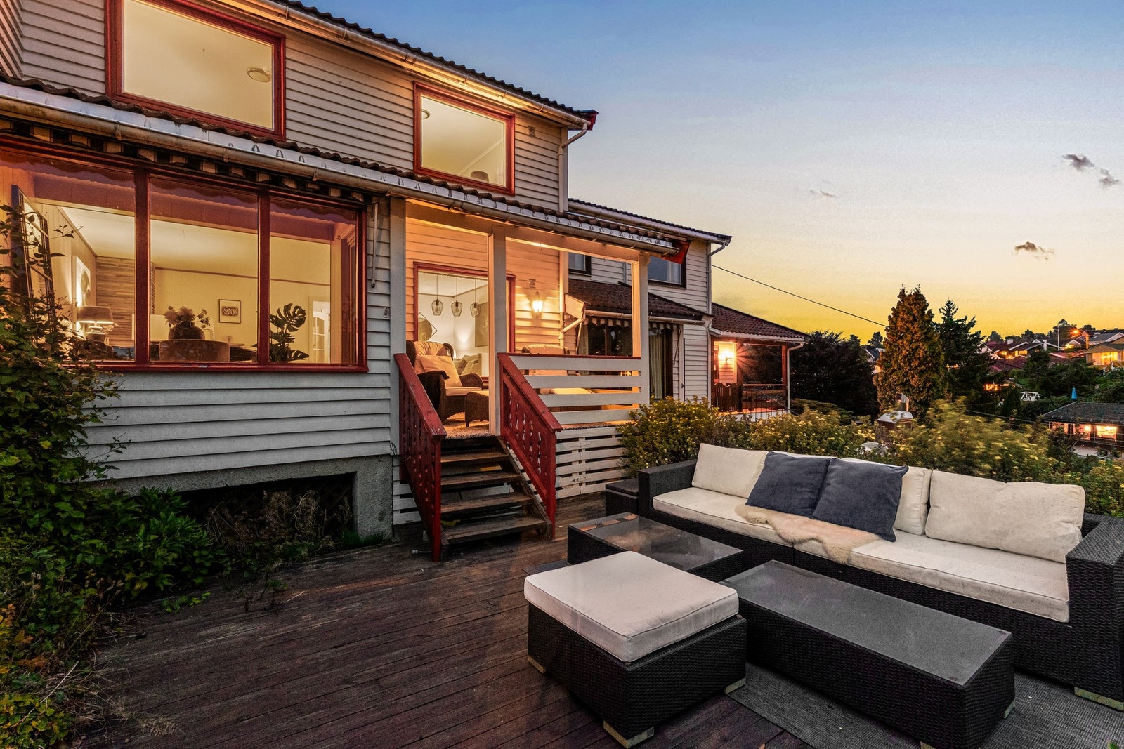 Terrassen er omkranset av frodig beplantning og fremstår som et behagelig samlingspunkt gjennom sommerhalvåret Galleribilde