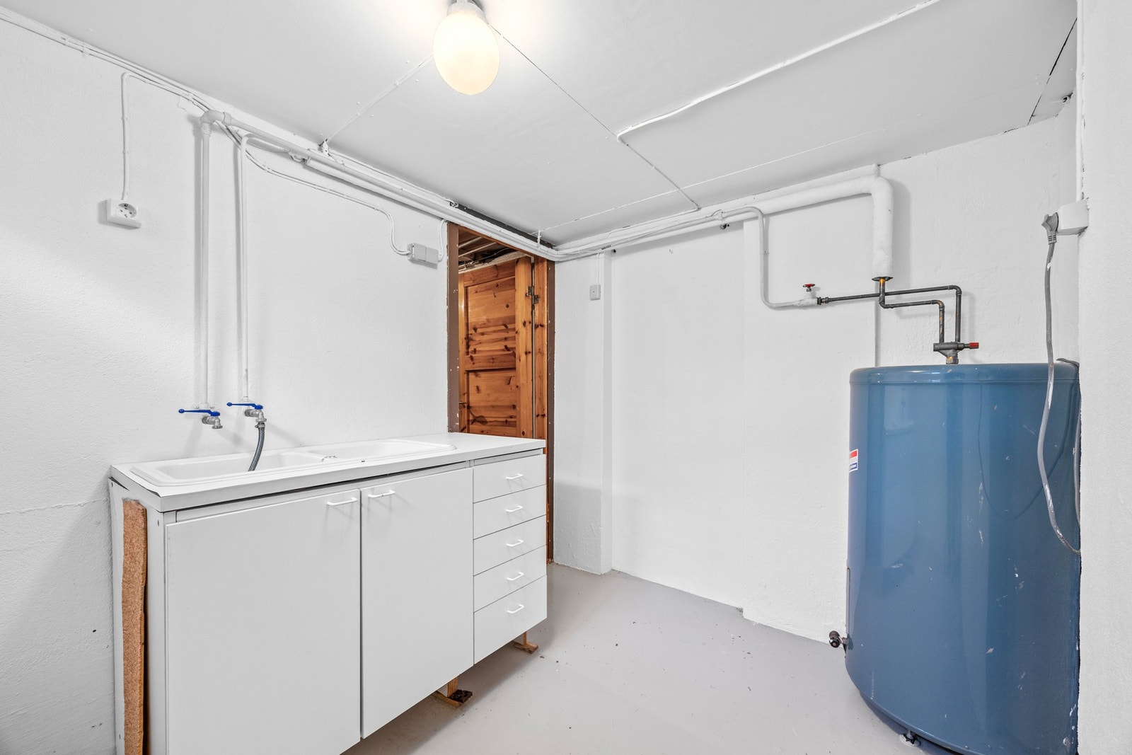 Praktisk vaskerom i kjelleretasjen Galleribilde