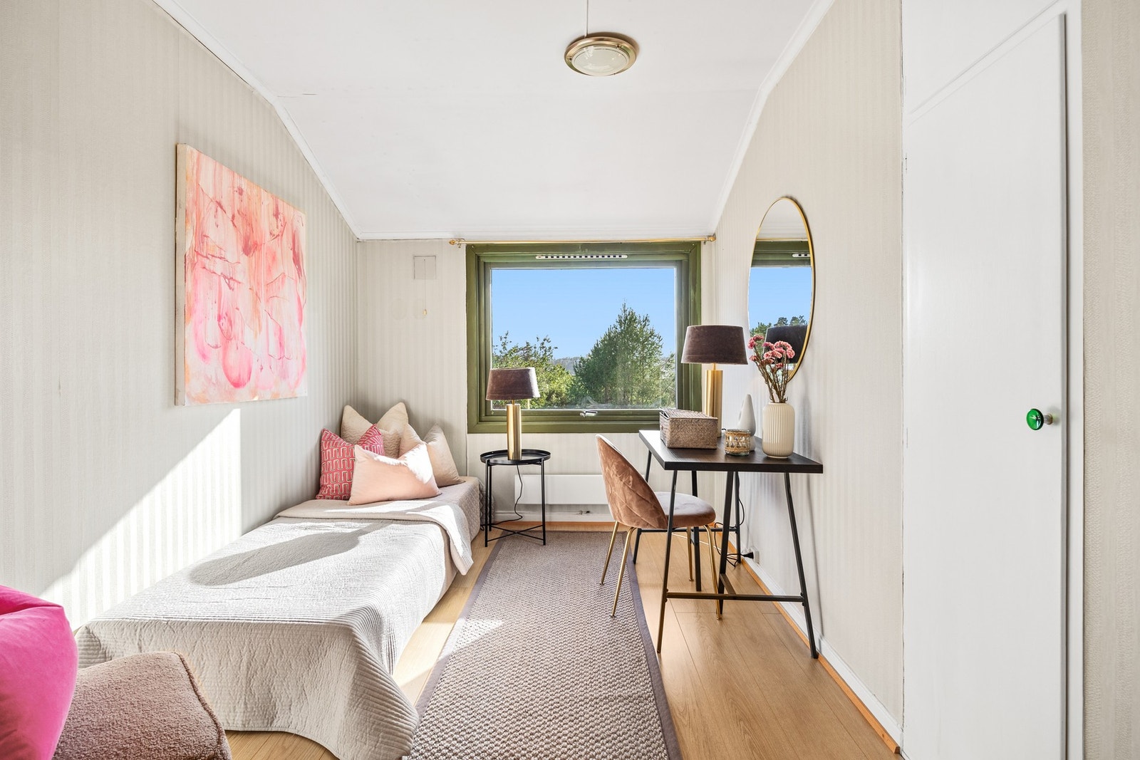 Det andre soverommet har også plassbygd garderobe Galleribilde