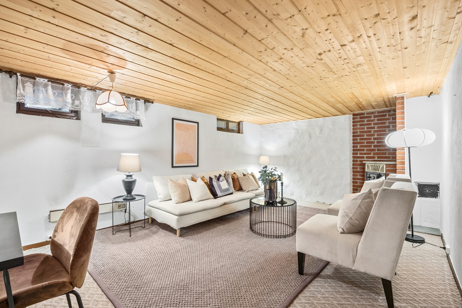 Romslig kjellerstue. Rommet er ikke godkjent for varig opphold Galleribilde