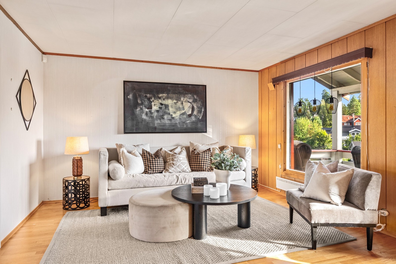 Stuen har god størrelse og utforming som gjør det enkelt å innrede med sofagruppe og spisebord Galleribilde