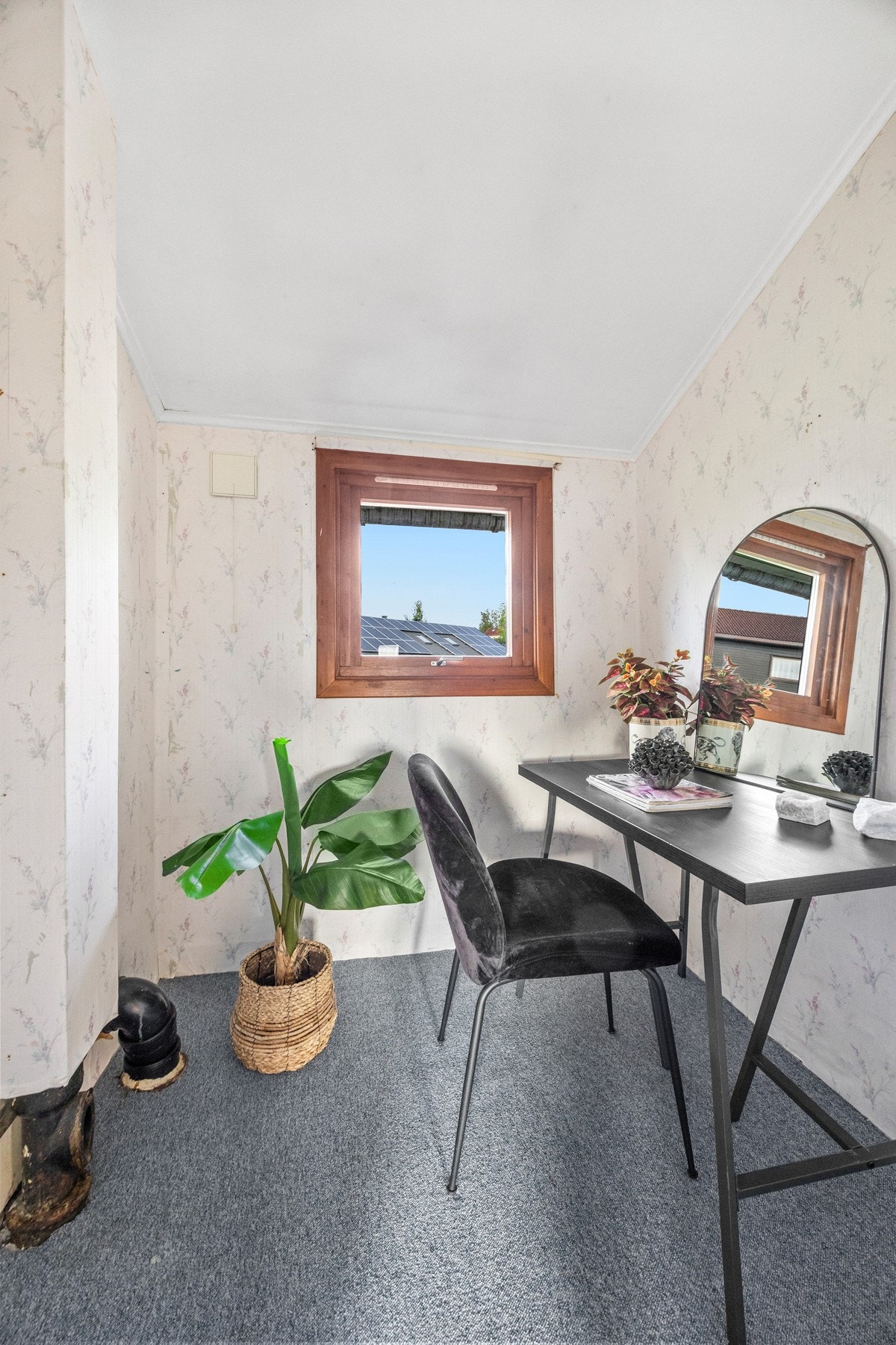 Tidligere bad i 2.etasje, rommet passer fint som hjemmekontor. Rommet er ikke godkjent for varig opphold. Galleribilde