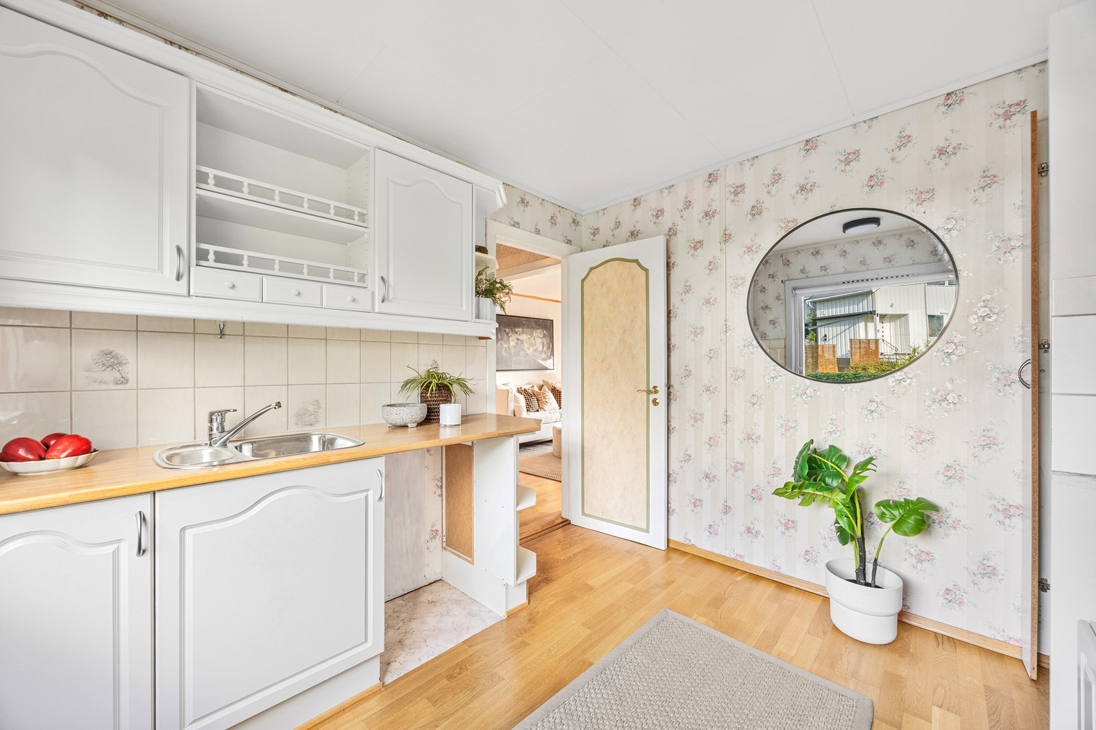 Innredningen har hvite, profilerte fronter, laminatbenkeplater og fliser på veggene Galleribilde