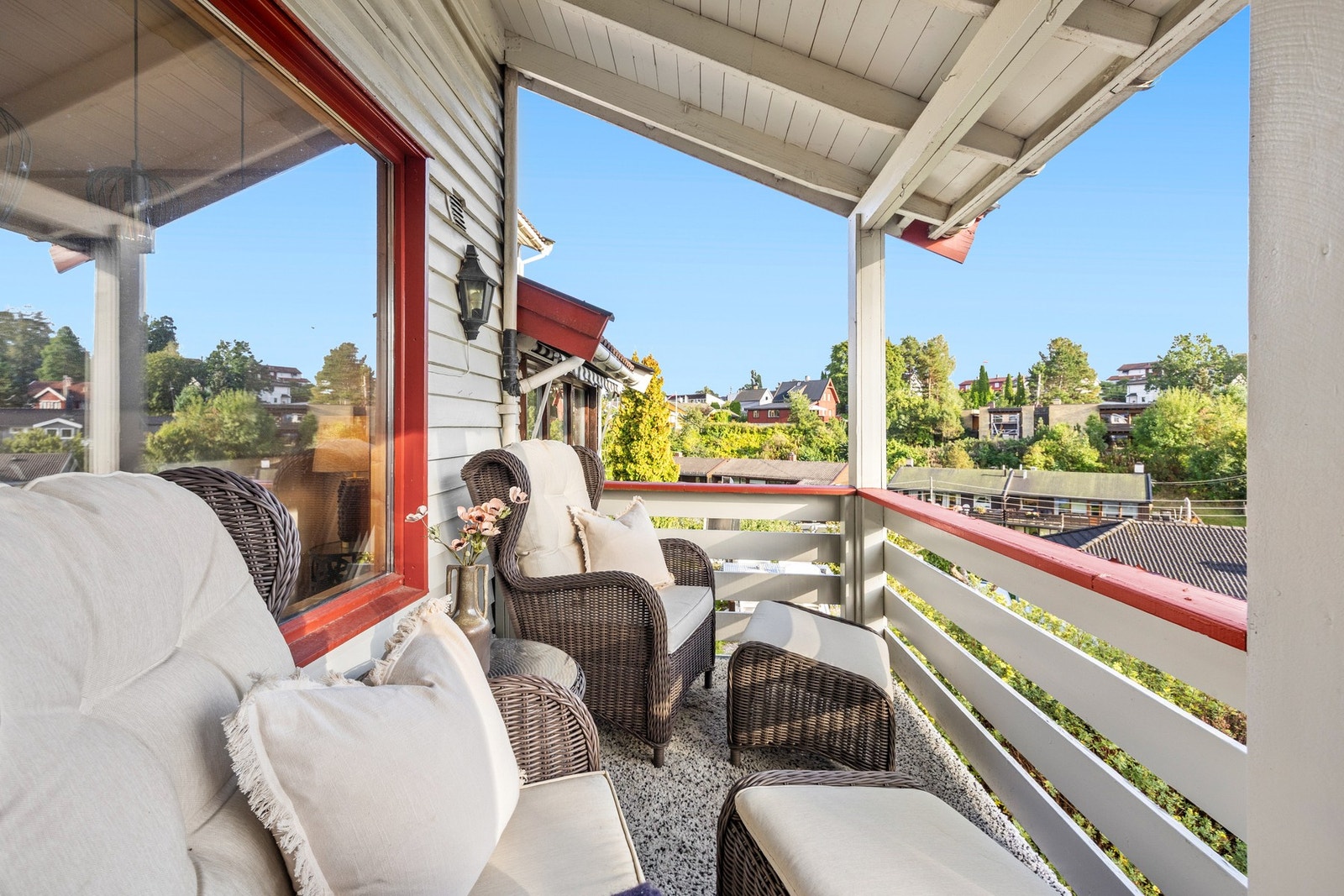 Fra stuen er det utgang til en hyggelig overbygd veranda Galleribilde