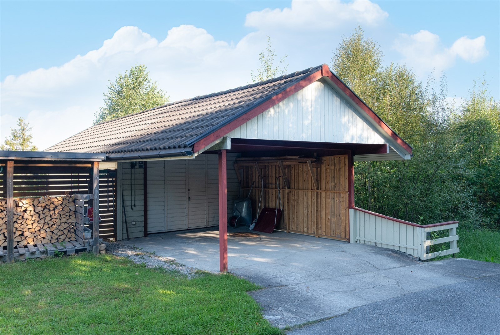 På eiendommen er det også oppført en frittstående bod, et vedskjul og en enkelgarasje. Garasjen er tilbygget med carport i front i 1999. Galleribilde