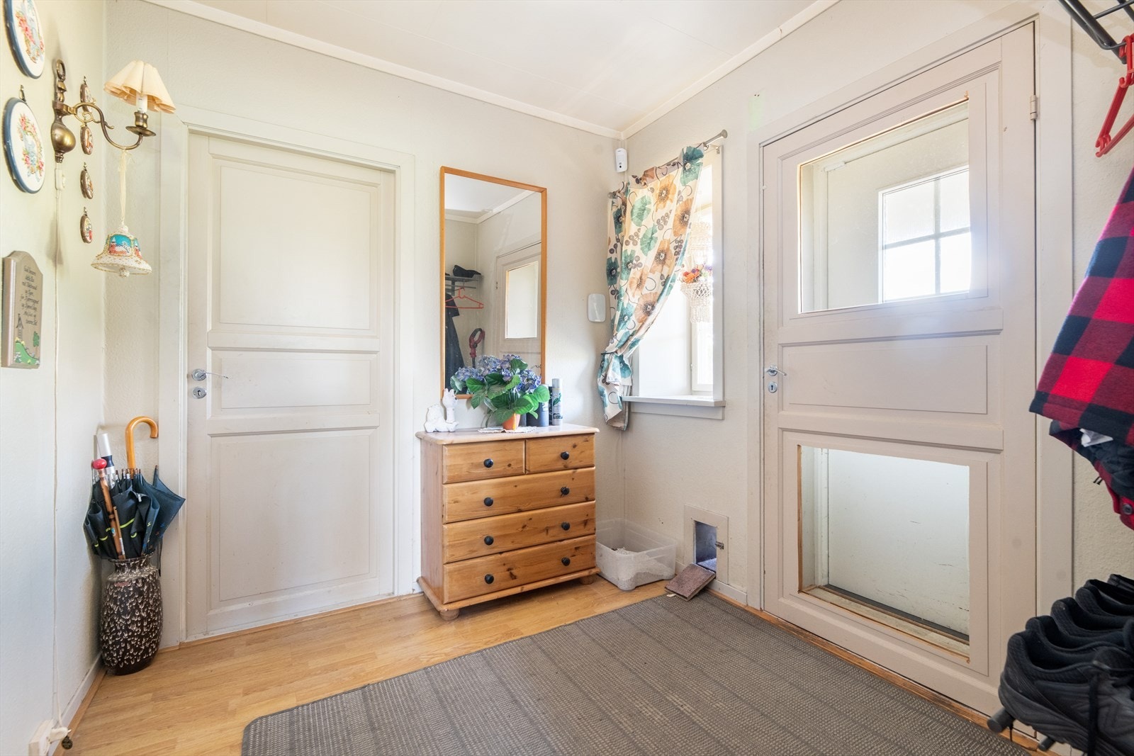 Boligen har en romslig entré med lyse overflater og god plass til oppbevaringsmøblement for sko- og yttertøy. Galleribilde